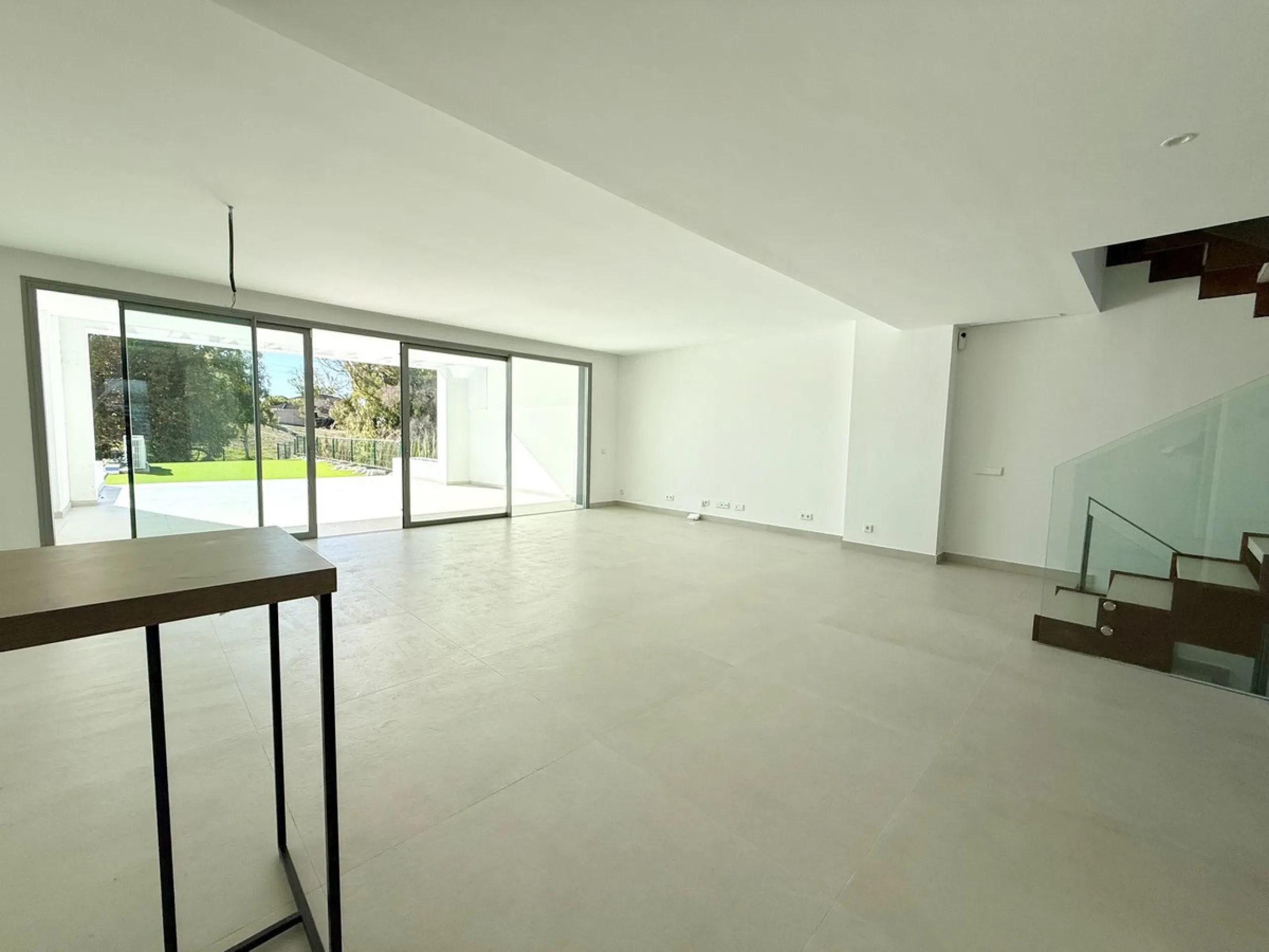 This stunning semi-detached house is located in the exclusive  community in Guadalmina Alta Marbella, just minutes from San Pedro de Alcántara. With a private communal pool and gym, Treetops offers privacy, security, and a privileged setting near the Guad