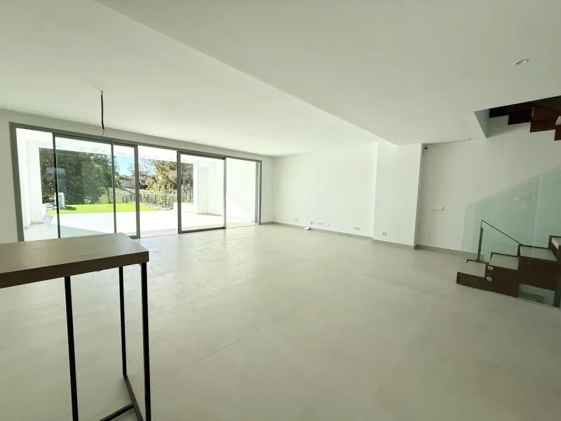 This stunning semi-detached house is located in the exclusive  community in Guadalmina Alta Marbella, just minutes from San Pedro de Alcántara. With a private communal pool and gym, Treetops offers privacy, security, and a privileged setting near the Guad