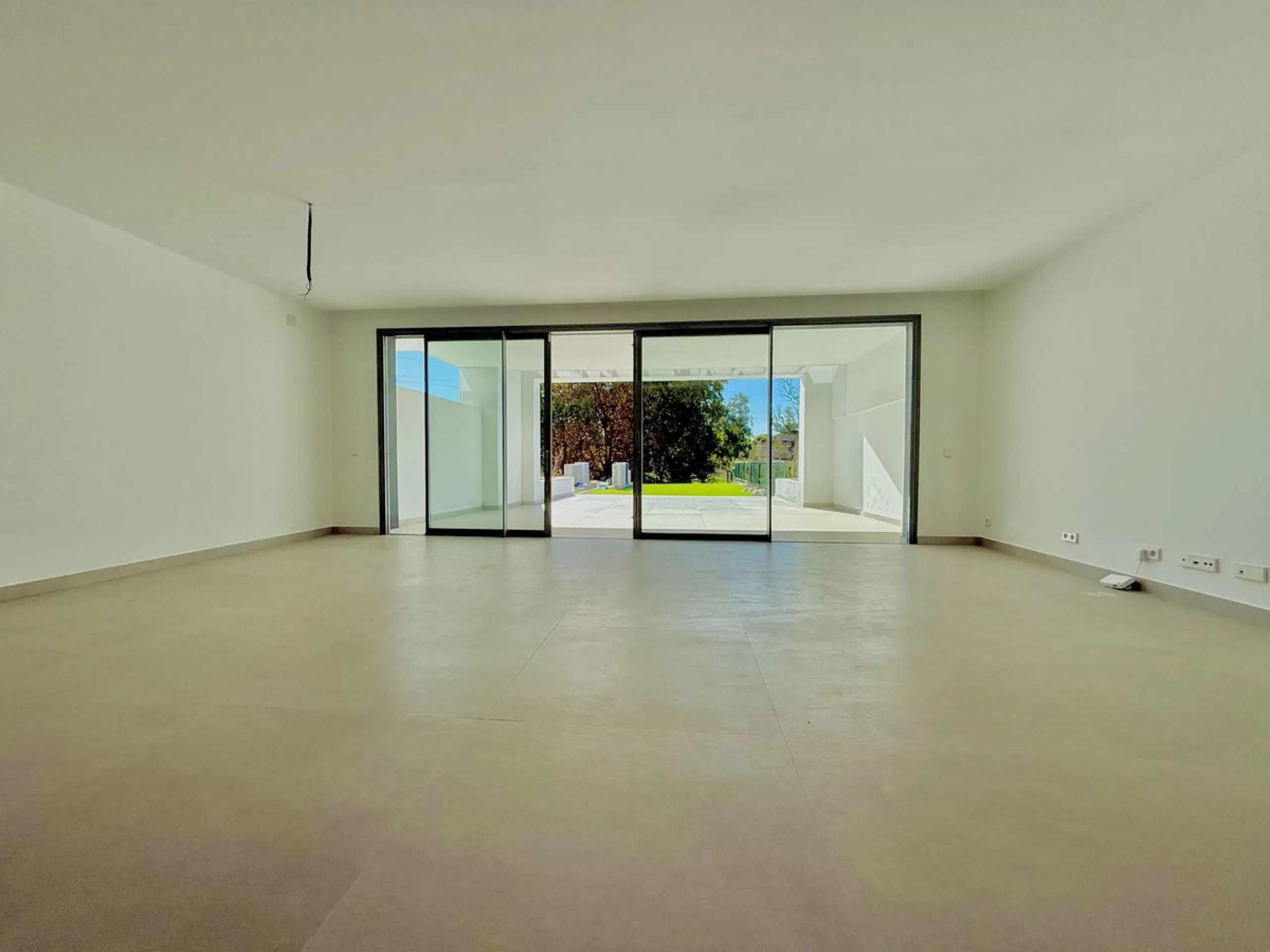 This stunning semi-detached house is located in the exclusive  community in Guadalmina Alta Marbella, just minutes from San Pedro de Alcántara. With a private communal pool and gym, Treetops offers privacy, security, and a privileged setting near the Guad