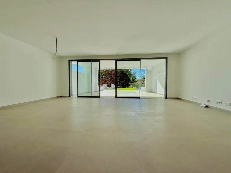 This stunning semi-detached house is located in the exclusive  community in Guadalmina Alta Marbella, just minutes from San Pedro de Alcántara. With a private communal pool and gym, Treetops offers privacy, security, and a privileged setting near the Guad