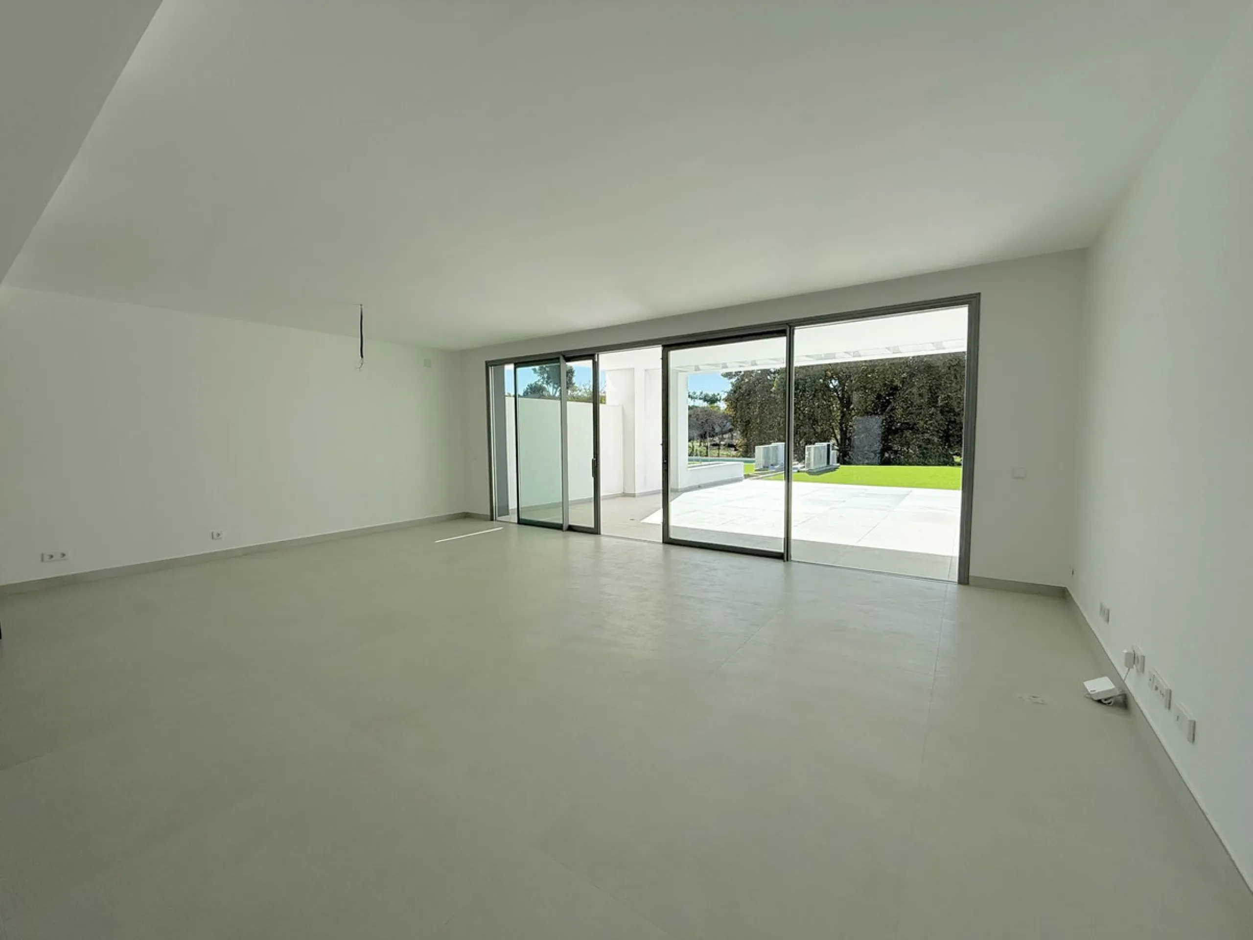 This stunning semi-detached house is located in the exclusive  community in Guadalmina Alta Marbella, just minutes from San Pedro de Alcántara. With a private communal pool and gym, Treetops offers privacy, security, and a privileged setting near the Guad