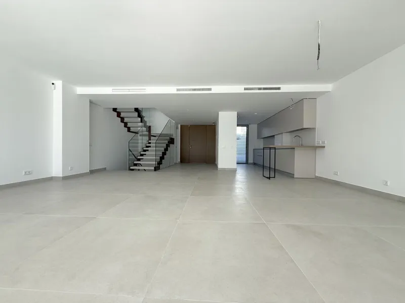 This stunning semi-detached house is located in the exclusive  community in Guadalmina Alta Marbella, just minutes from San Pedro de Alcántara. With a private communal pool and gym, Treetops offers privacy, security, and a privileged setting near the Guad