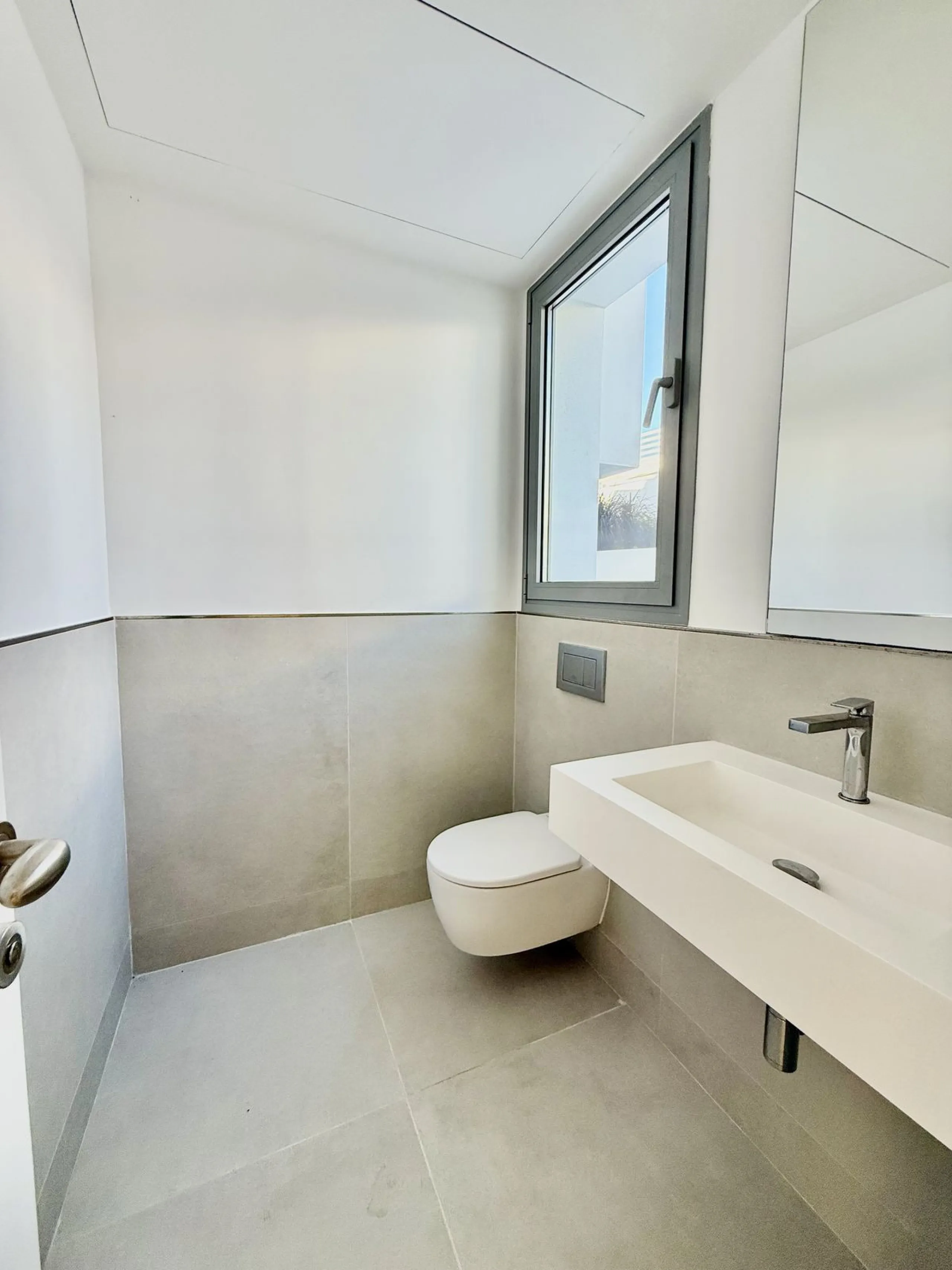 This stunning semi-detached house is located in the exclusive  community in Guadalmina Alta Marbella, just minutes from San Pedro de Alcántara. With a private communal pool and gym, Treetops offers privacy, security, and a privileged setting near the Guad