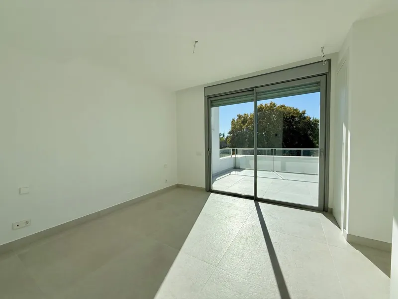 This stunning semi-detached house is located in the exclusive  community in Guadalmina Alta Marbella, just minutes from San Pedro de Alcántara. With a private communal pool and gym, Treetops offers privacy, security, and a privileged setting near the Guad