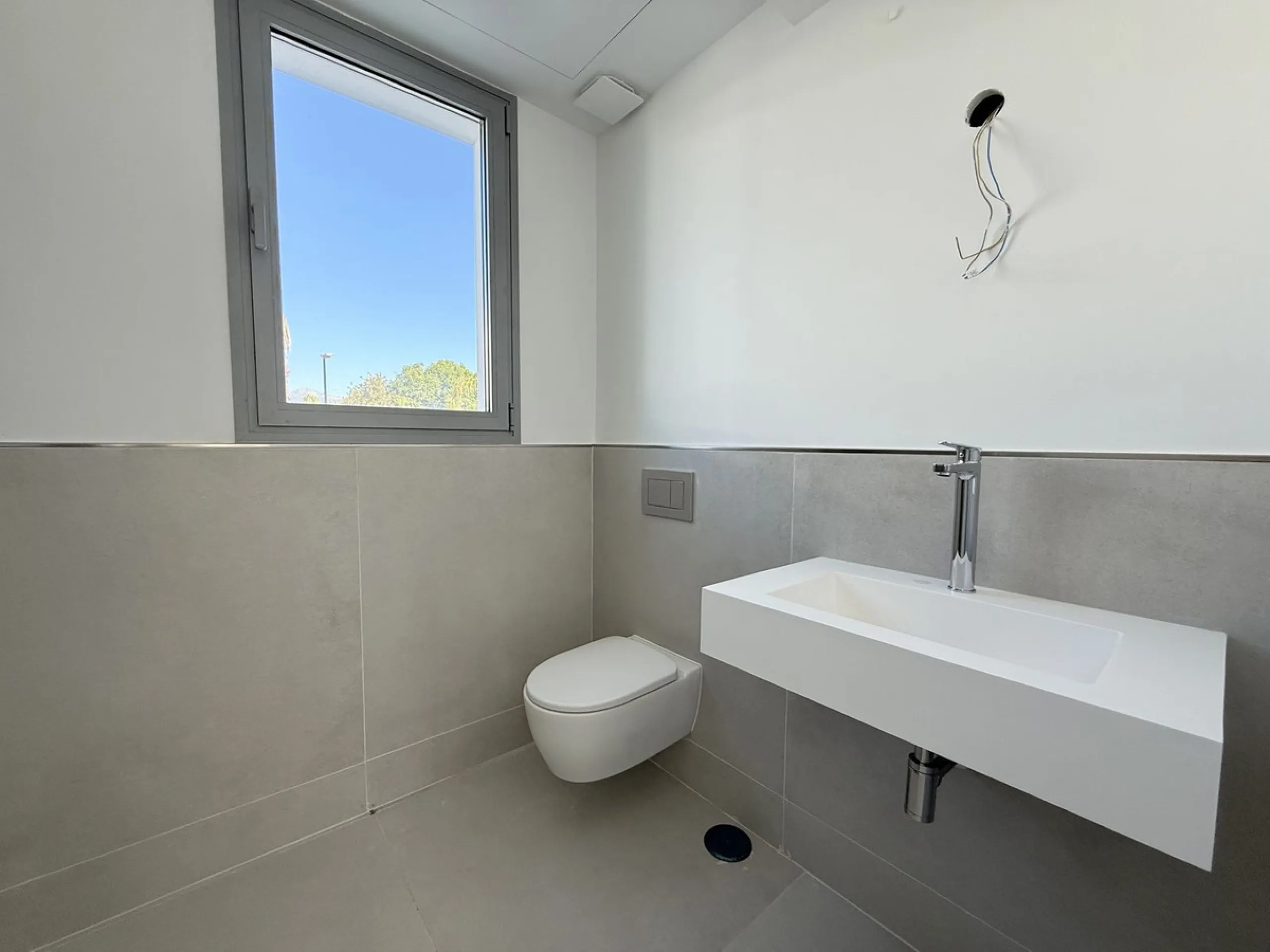 This stunning semi-detached house is located in the exclusive  community in Guadalmina Alta Marbella, just minutes from San Pedro de Alcántara. With a private communal pool and gym, Treetops offers privacy, security, and a privileged setting near the Guad