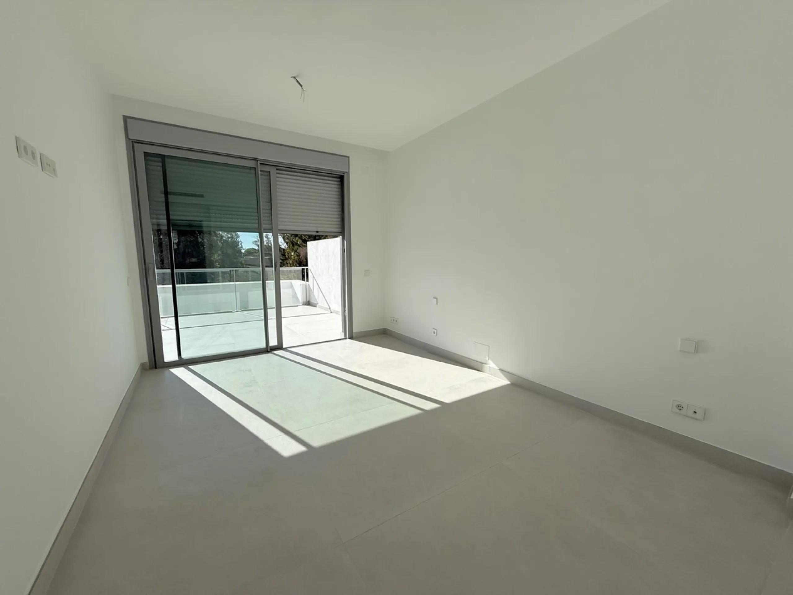This stunning semi-detached house is located in the exclusive  community in Guadalmina Alta Marbella, just minutes from San Pedro de Alcántara. With a private communal pool and gym, Treetops offers privacy, security, and a privileged setting near the Guad