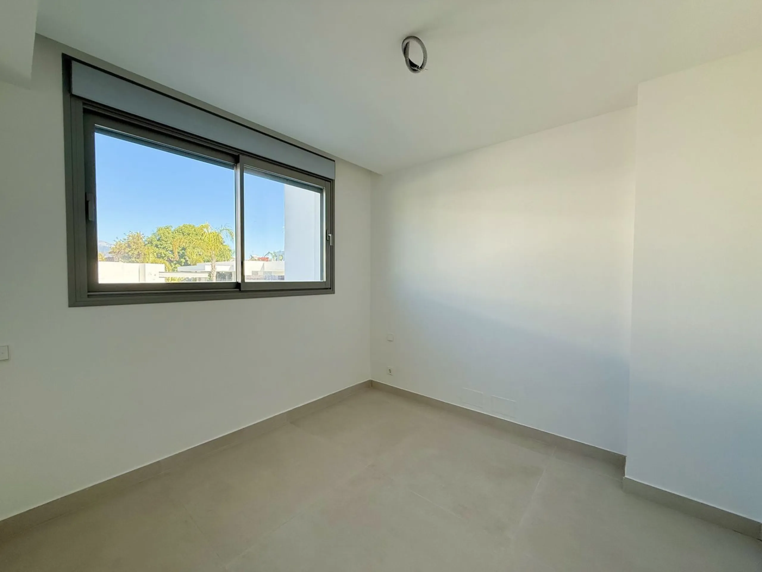 This stunning semi-detached house is located in the exclusive  community in Guadalmina Alta Marbella, just minutes from San Pedro de Alcántara. With a private communal pool and gym, Treetops offers privacy, security, and a privileged setting near the Guad