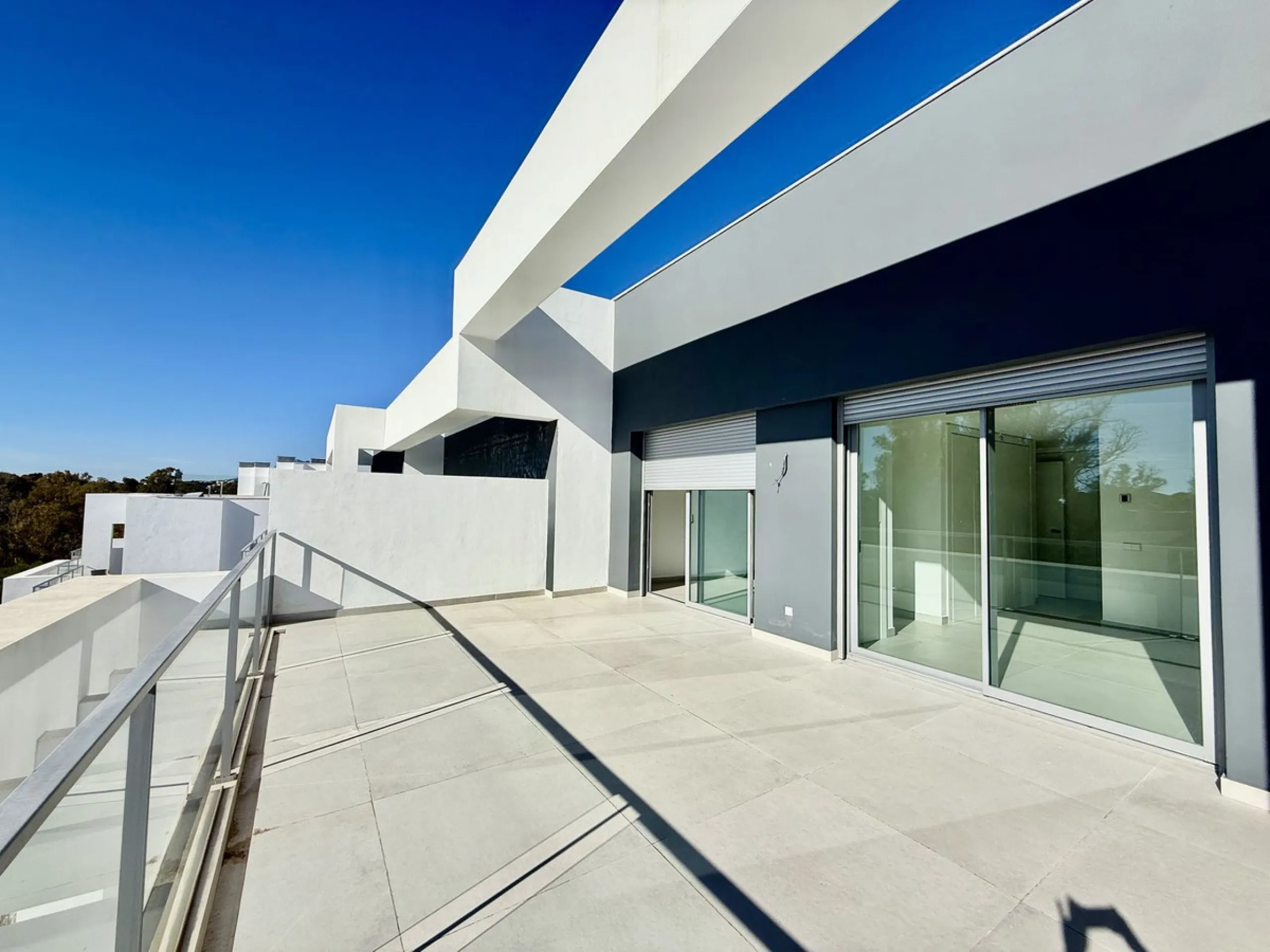 This stunning semi-detached house is located in the exclusive  community in Guadalmina Alta Marbella, just minutes from San Pedro de Alcántara. With a private communal pool and gym, Treetops offers privacy, security, and a privileged setting near the Guad