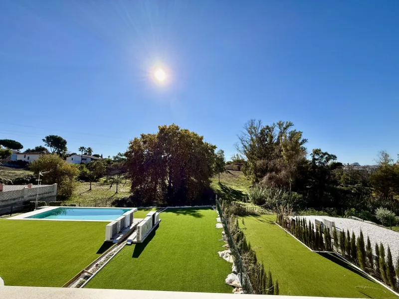 This stunning semi-detached house is located in the exclusive  community in Guadalmina Alta Marbella, just minutes from San Pedro de Alcántara. With a private communal pool and gym, Treetops offers privacy, security, and a privileged setting near the Guad