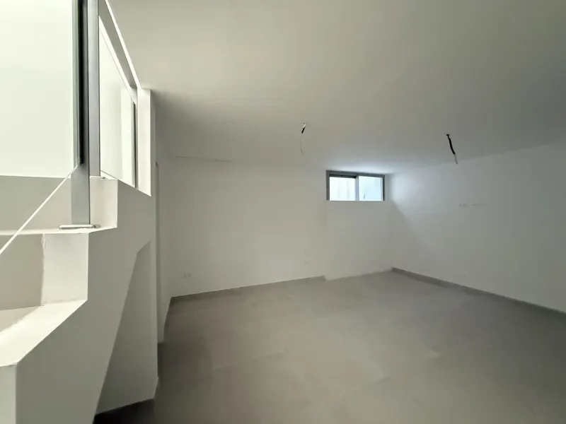 This stunning semi-detached house is located in the exclusive  community in Guadalmina Alta Marbella, just minutes from San Pedro de Alcántara. With a private communal pool and gym, Treetops offers privacy, security, and a privileged setting near the Guad