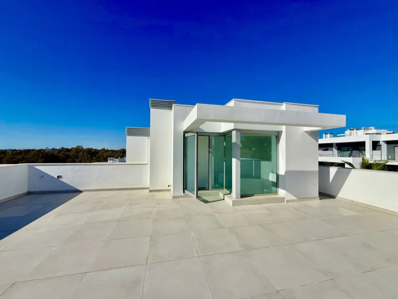 This stunning semi-detached house is located in the exclusive  community in Guadalmina Alta Marbella, just minutes from San Pedro de Alcántara. With a private communal pool and gym, Treetops offers privacy, security, and a privileged setting near the Guad