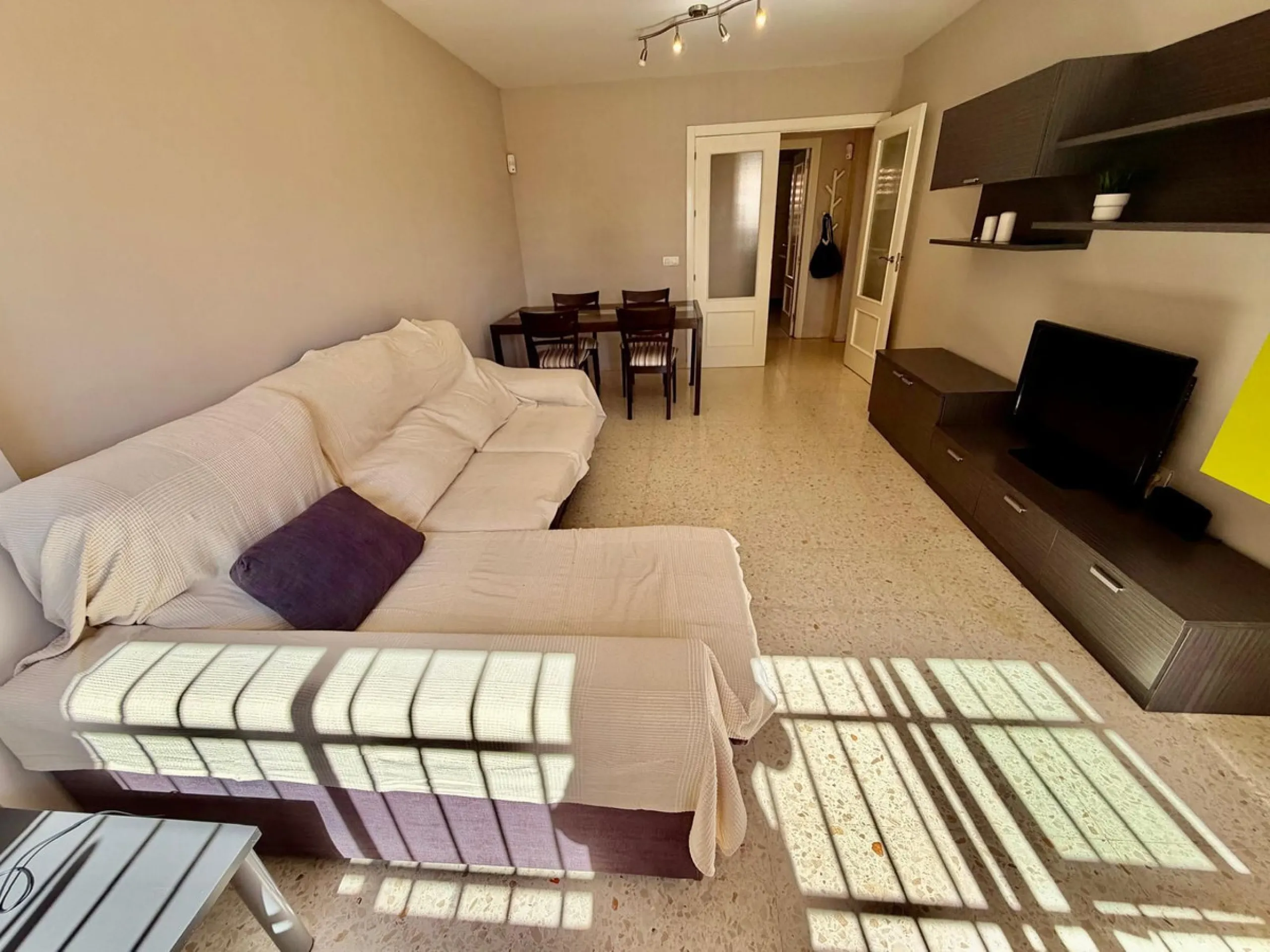 Helle Zwei-Zimmer-Wohnung mit Terrasse, Garage und ausgezeichneter Lage nahe am Meer