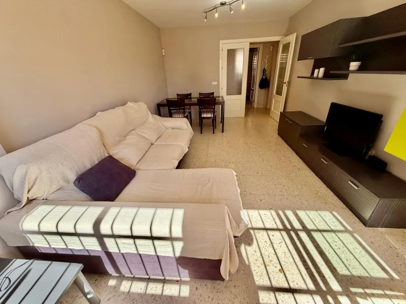 Helle Zwei-Zimmer-Wohnung mit Terrasse, Garage und ausgezeichneter Lage nahe am Meer