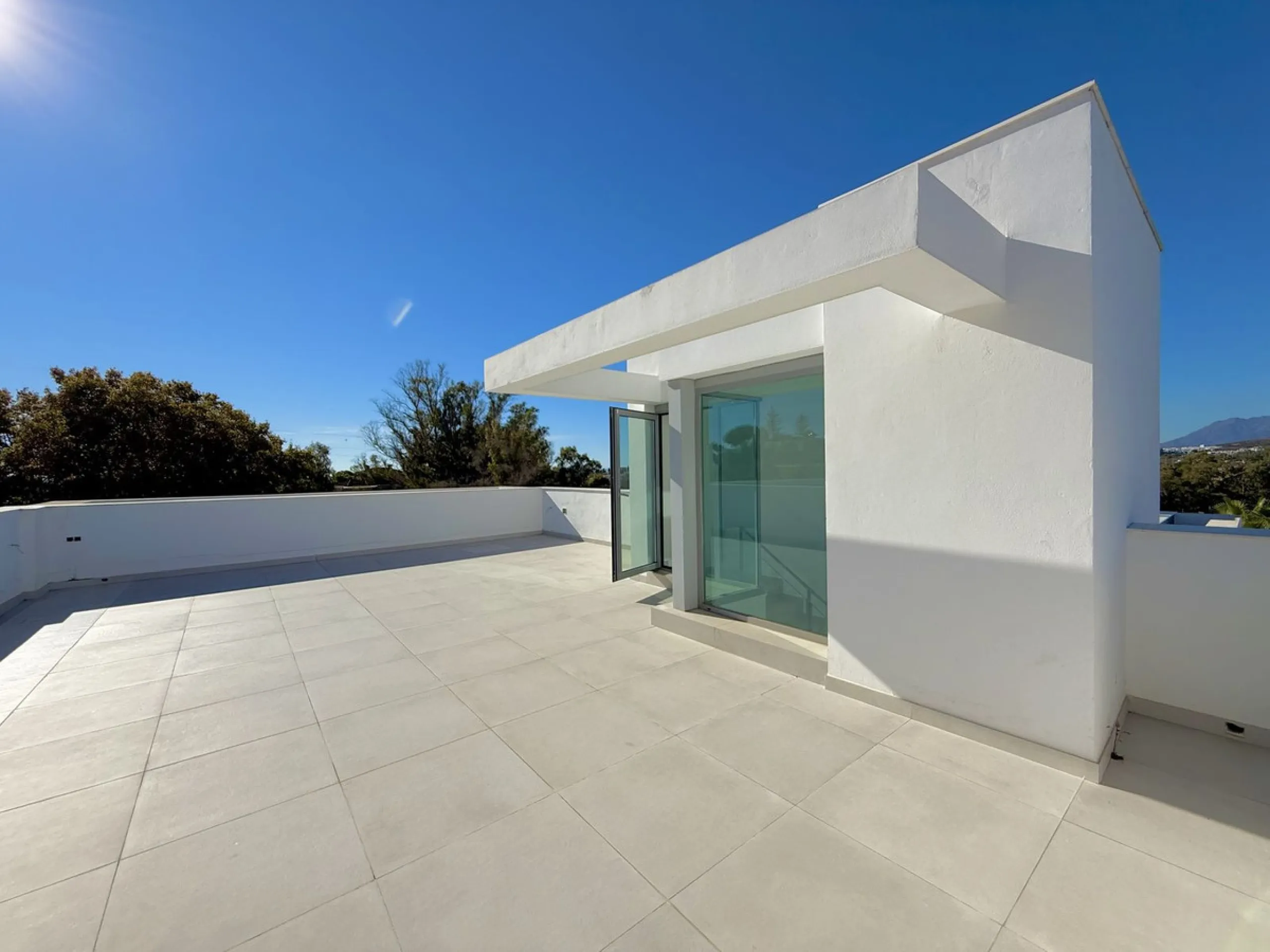 This stunning semi-detached house is located in the exclusive  community in Guadalmina Alta Marbella, just minutes from San Pedro de Alcántara. With a private communal pool and gym, Treetops offers privacy, security, and a privileged setting near the Guad