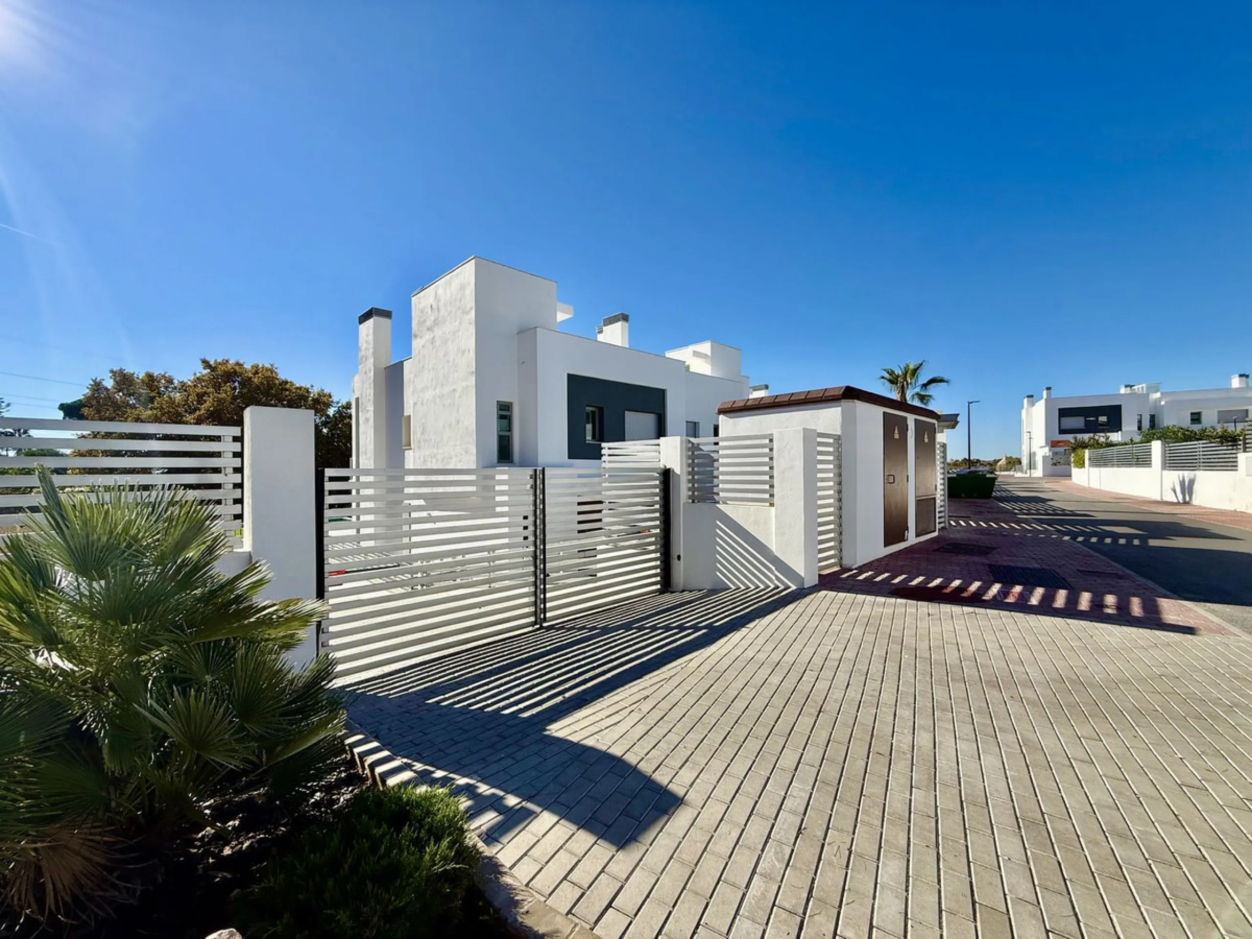 This stunning semi-detached house is located in the exclusive  community in Guadalmina Alta Marbella, just minutes from San Pedro de Alcántara. With a private communal pool and gym, Treetops offers privacy, security, and a privileged setting near the Guad