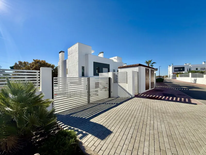This stunning semi-detached house is located in the exclusive  community in Guadalmina Alta Marbella, just minutes from San Pedro de Alcántara. With a private communal pool and gym, Treetops offers privacy, security, and a privileged setting near the Guad
