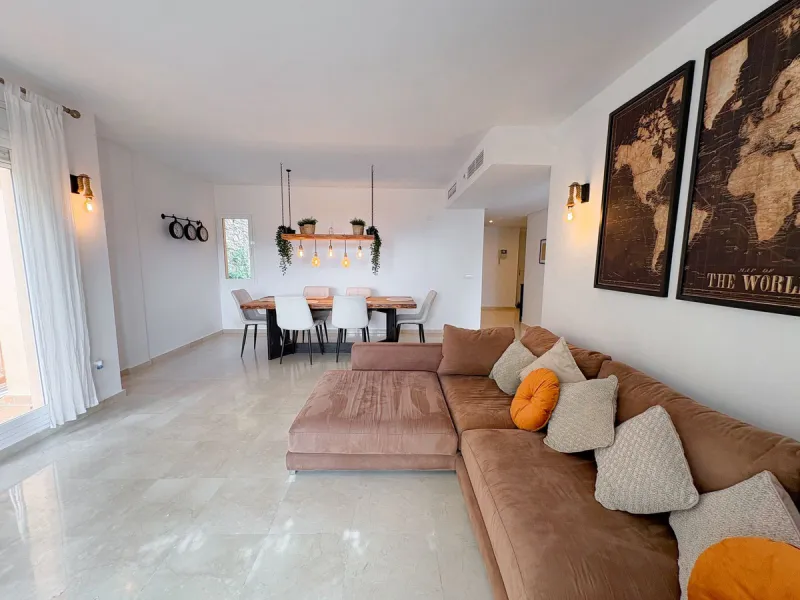 Spacious 2 Bedroom Apartment with Sea Views in Upper Calahonda