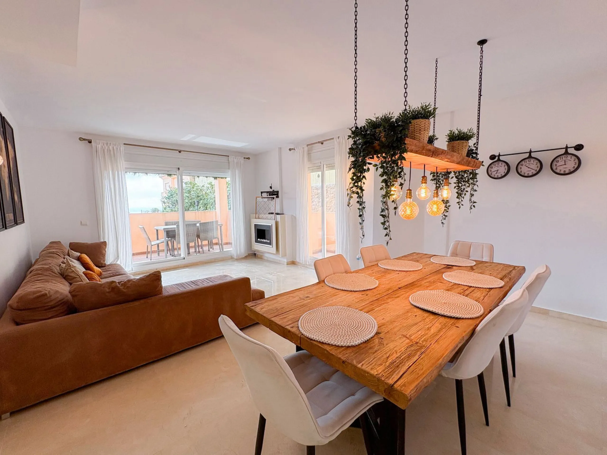 Spacious 2 Bedroom Apartment with Sea Views in Upper Calahonda