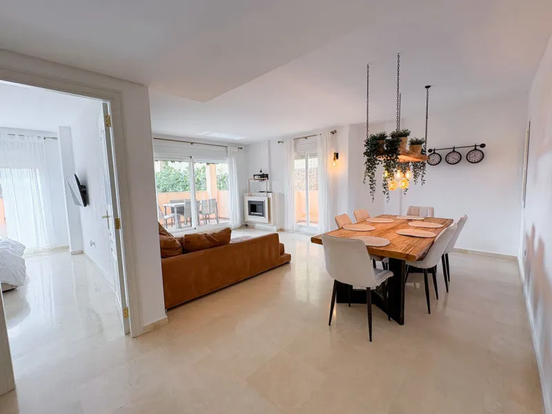 Spacious 2 Bedroom Apartment with Sea Views in Upper Calahonda