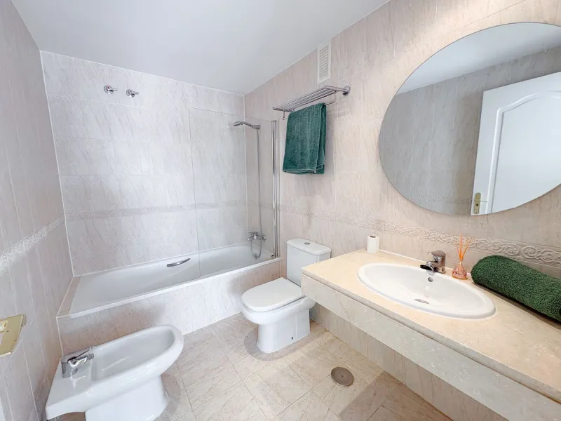 Spacious 2 Bedroom Apartment with Sea Views in Upper Calahonda