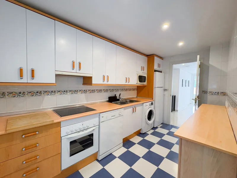 Spacious 2 Bedroom Apartment with Sea Views in Upper Calahonda