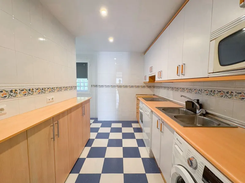 Spacious 2 Bedroom Apartment with Sea Views in Upper Calahonda