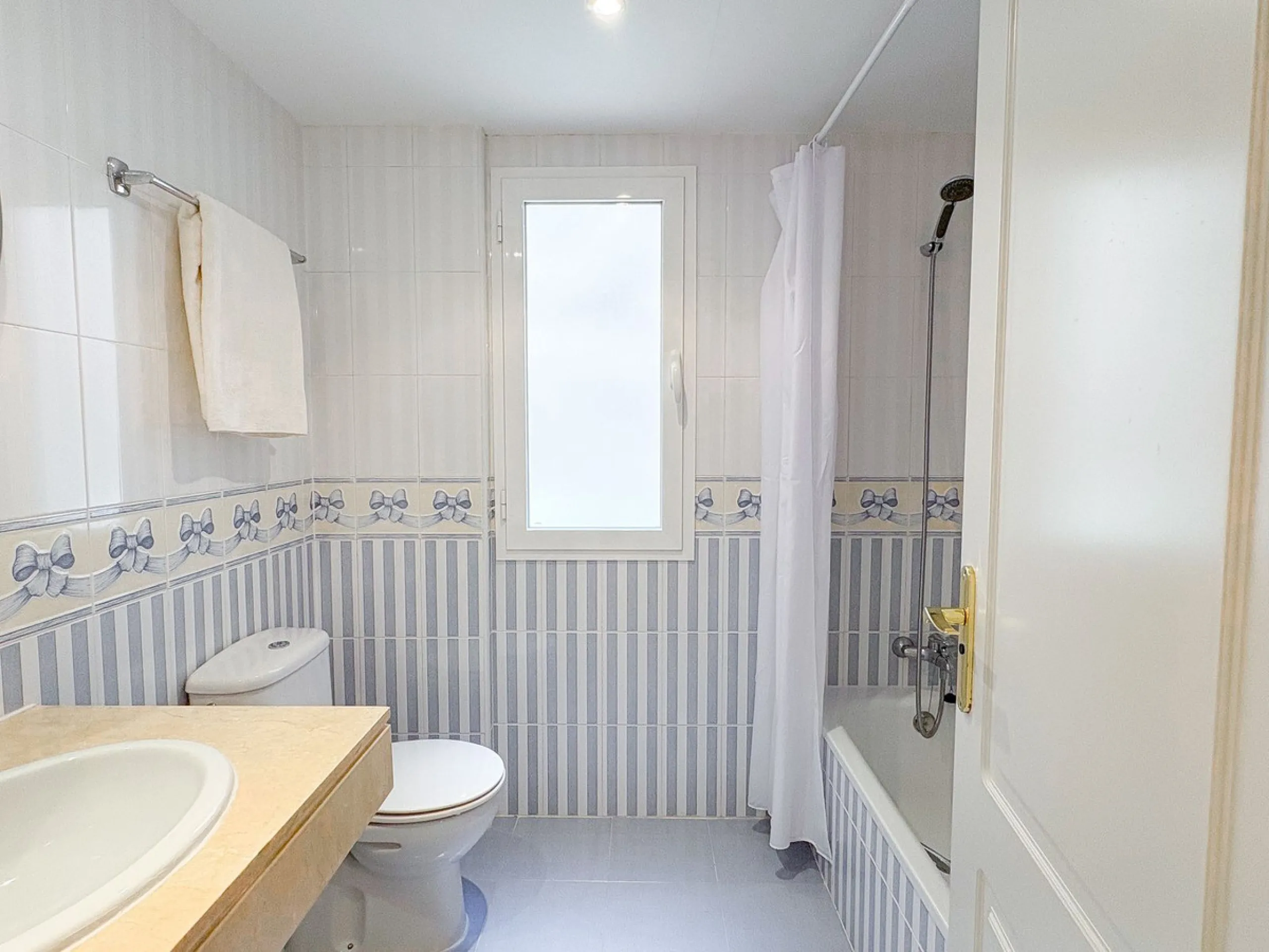 Spacious 2 Bedroom Apartment with Sea Views in Upper Calahonda