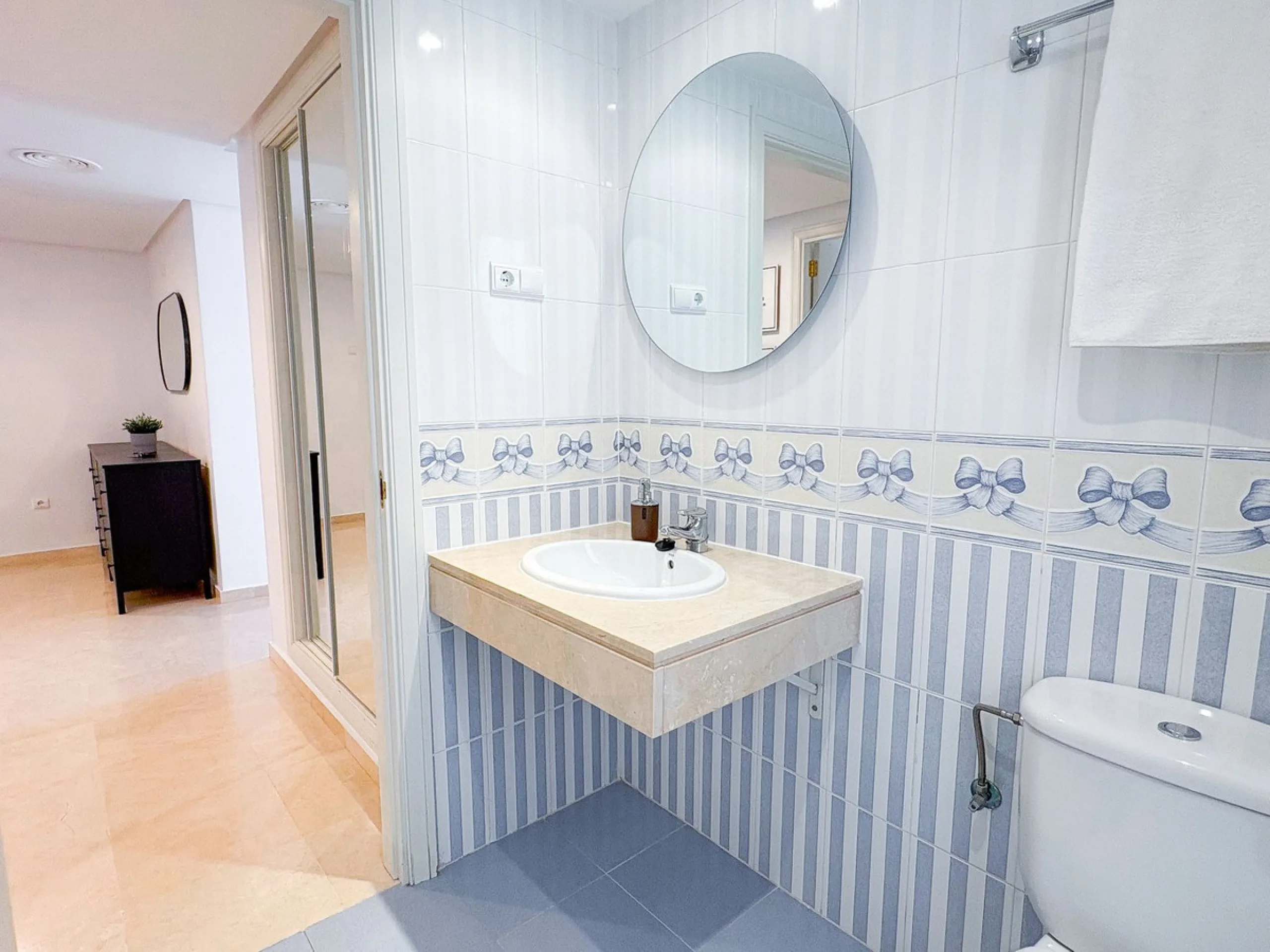 Spacious 2 Bedroom Apartment with Sea Views in Upper Calahonda