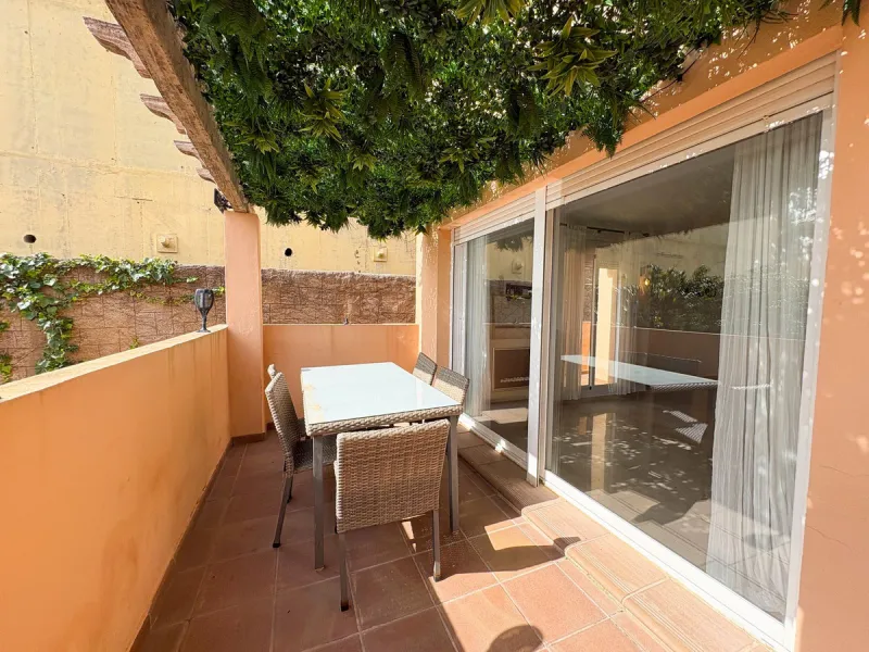 Spacious 2 Bedroom Apartment with Sea Views in Upper Calahonda