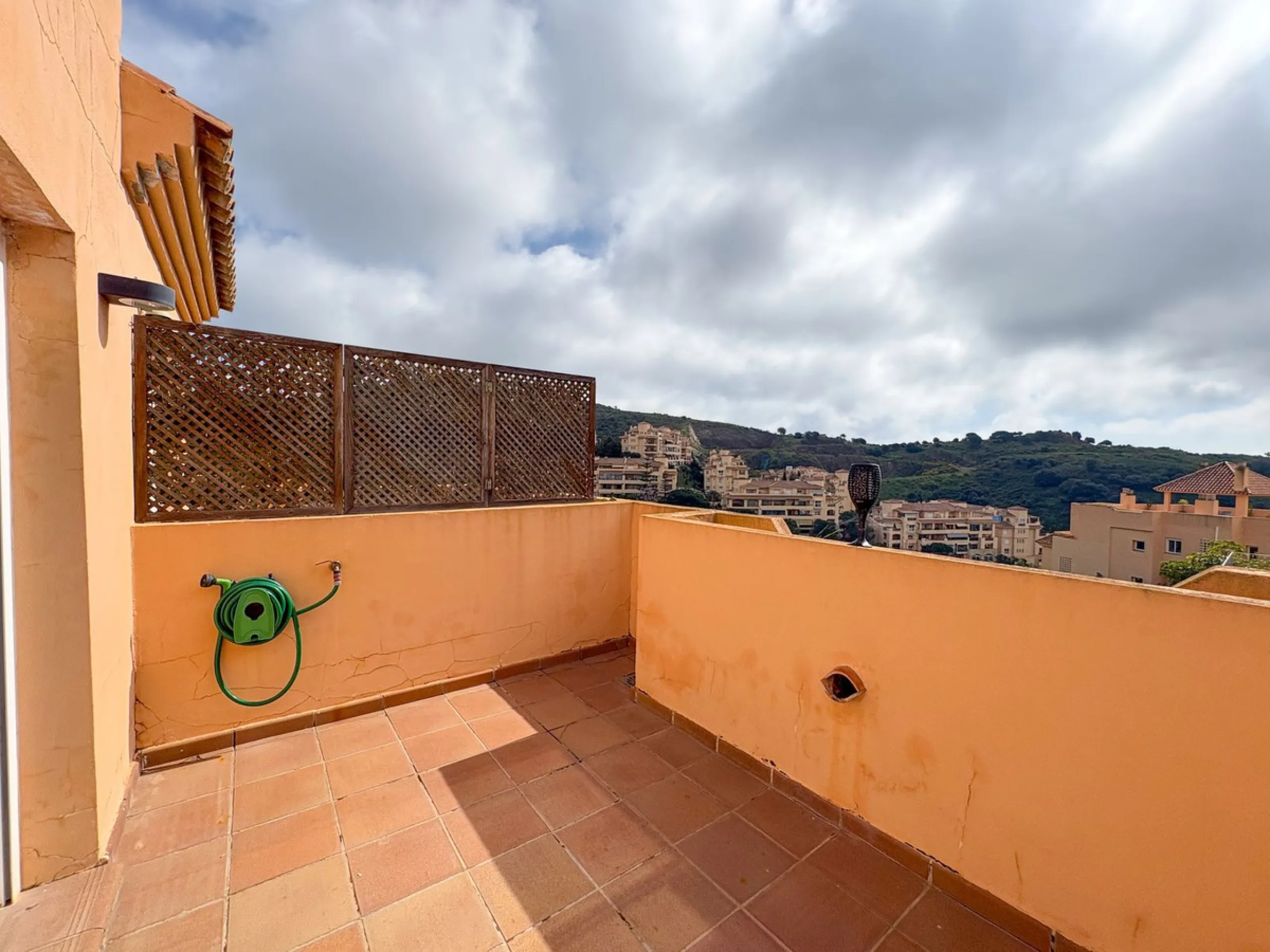 Spacious 2 Bedroom Apartment with Sea Views in Upper Calahonda