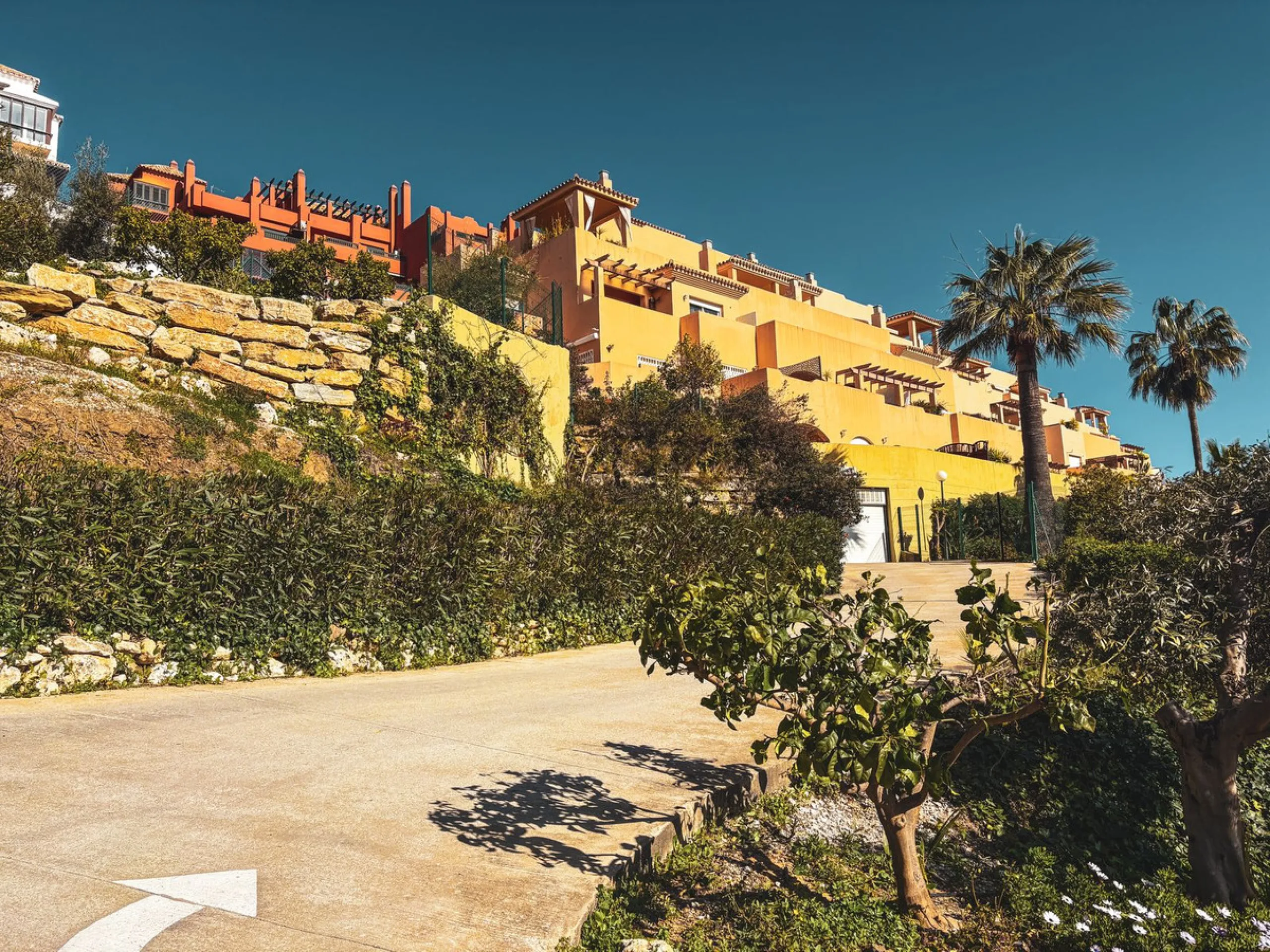 Spacious 2 Bedroom Apartment with Sea Views in Upper Calahonda