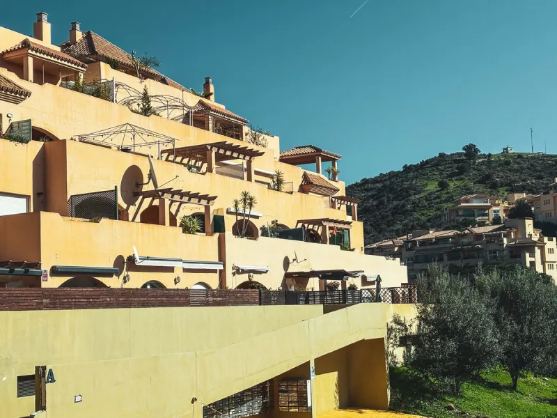 Spacious 2 Bedroom Apartment with Sea Views in Upper Calahonda