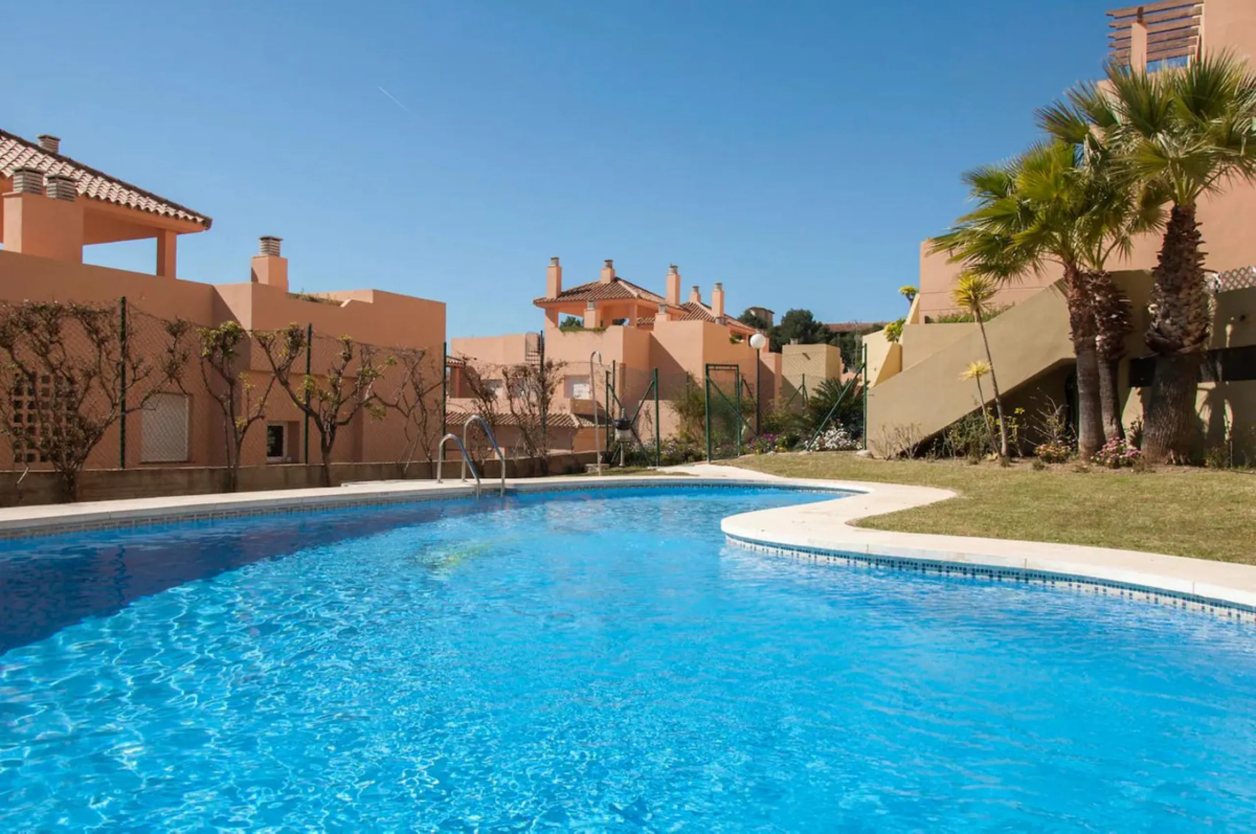 Spacious 2 Bedroom Apartment with Sea Views in Upper Calahonda