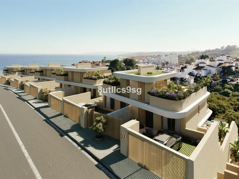 House - Semi-Detached House в продаже в Estepona, Málaga. В доме 3 спален и 4 ванных комнат. Площадь дома 240 м²