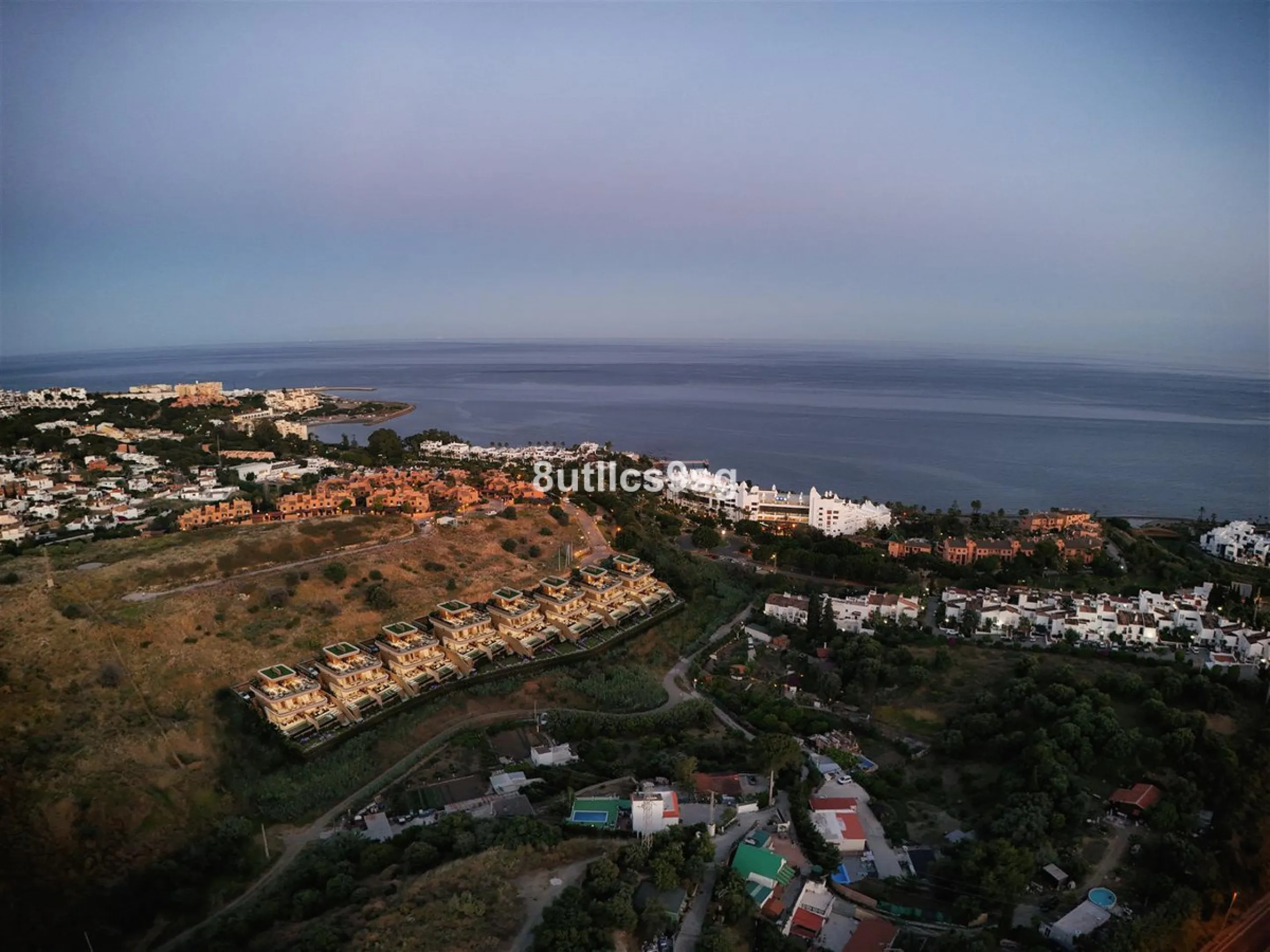 House - Semi-Detached House в продаже в Estepona, Málaga. В доме 3 спален и 4 ванных комнат. Площадь дома 240 м²