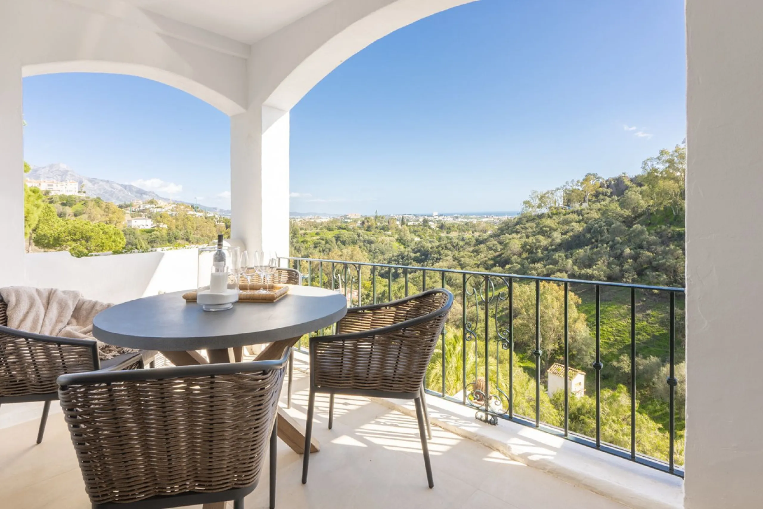 Elegant Penthouse Living in Puerto del Almendro, Benahavís