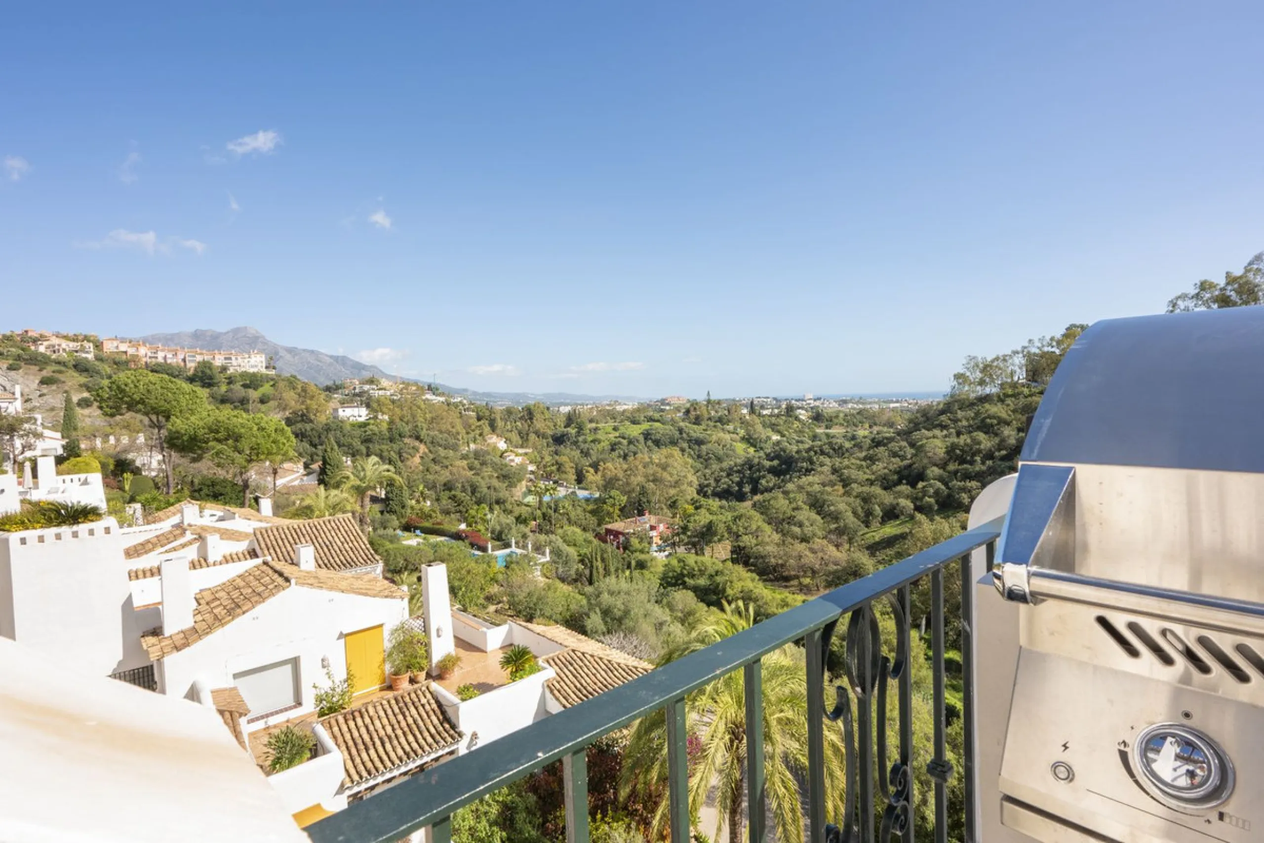 Elegant Penthouse Living in Puerto del Almendro, Benahavís