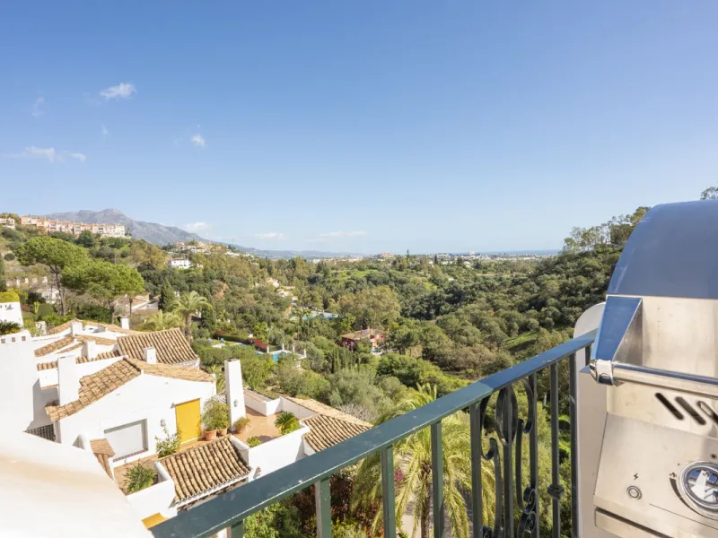 Elegant Penthouse Living in Puerto del Almendro, Benahavís