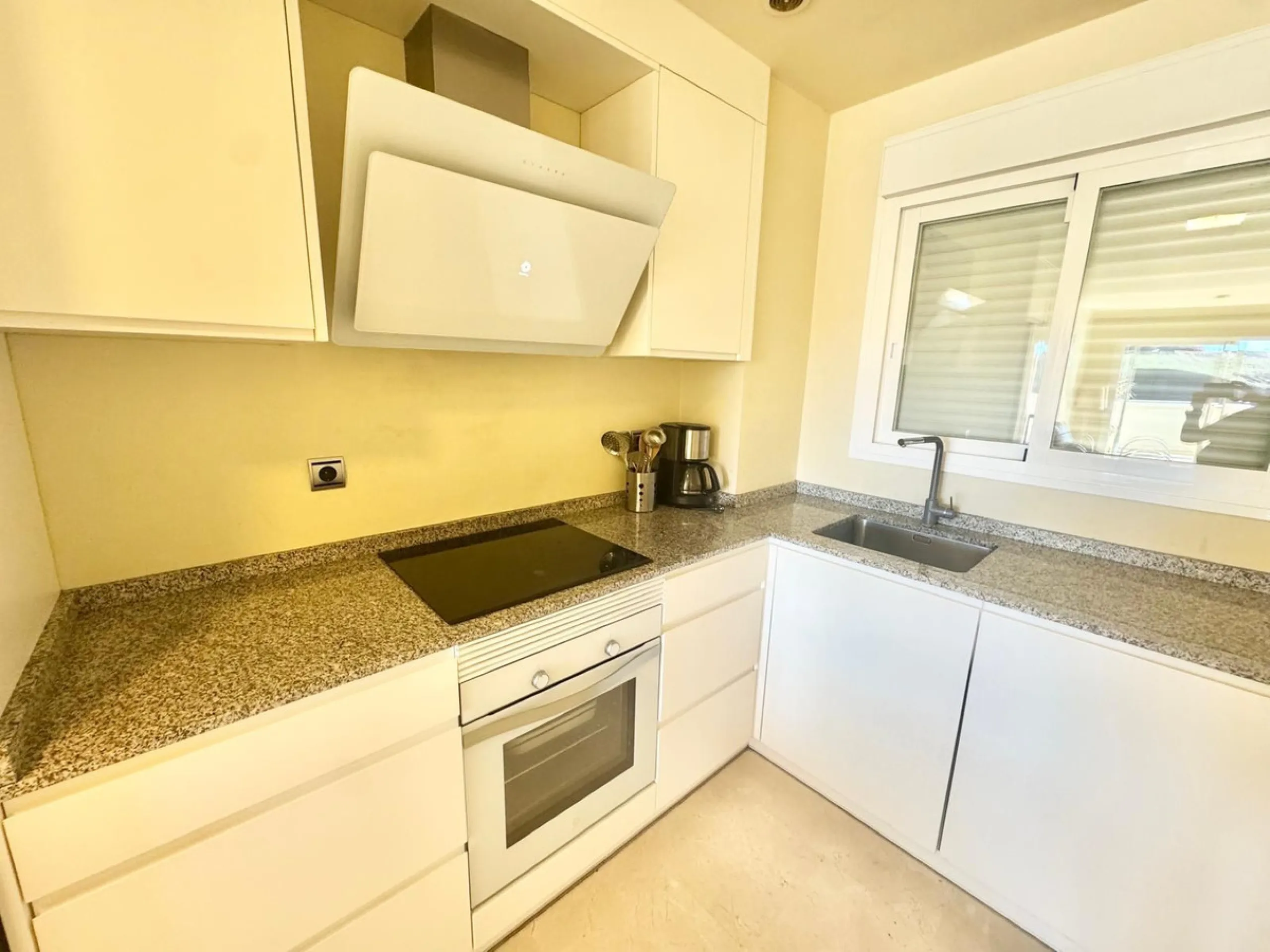 Apartment - Middle Floor Apartment в продаже в Mijas, Málaga. В доме 2 спален и 2 ванных комнат. Площадь дома 108 м²