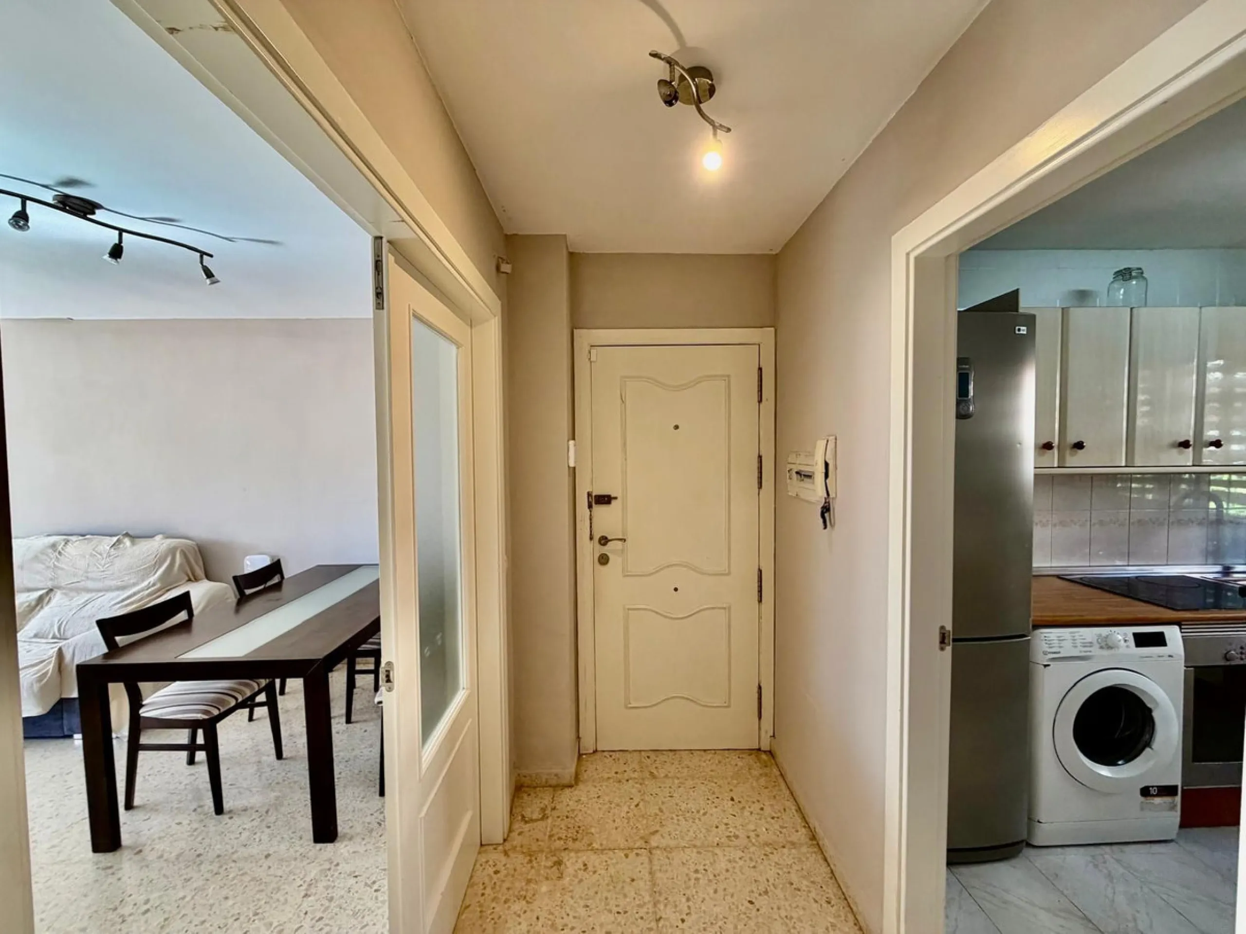 Helle Zwei-Zimmer-Wohnung mit Terrasse, Garage und ausgezeichneter Lage nahe am Meer