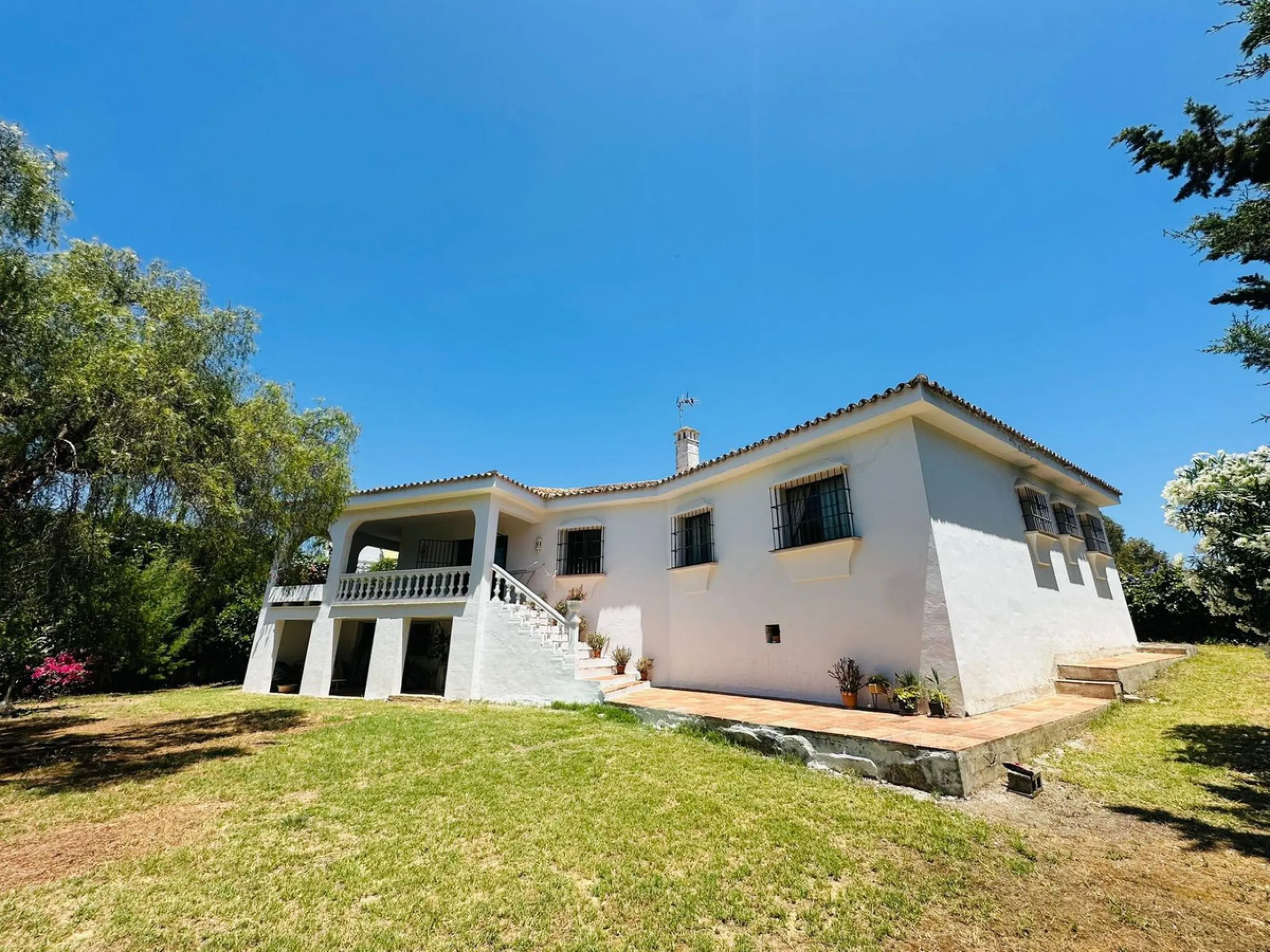 House - Detached Villa в продаже в Estepona, Málaga. В доме 3 спален и 3 ванных комнат. Площадь дома 338 м². Площадь участка 864 м²