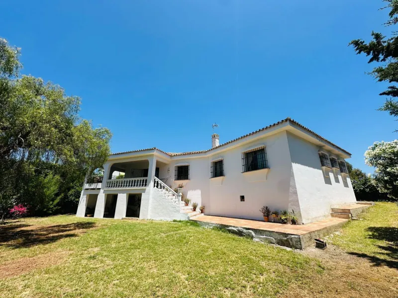 House - Detached Villa в продаже в Estepona, Málaga. В доме 3 спален и 3 ванных комнат. Площадь дома 338 м². Площадь участка 864 м²