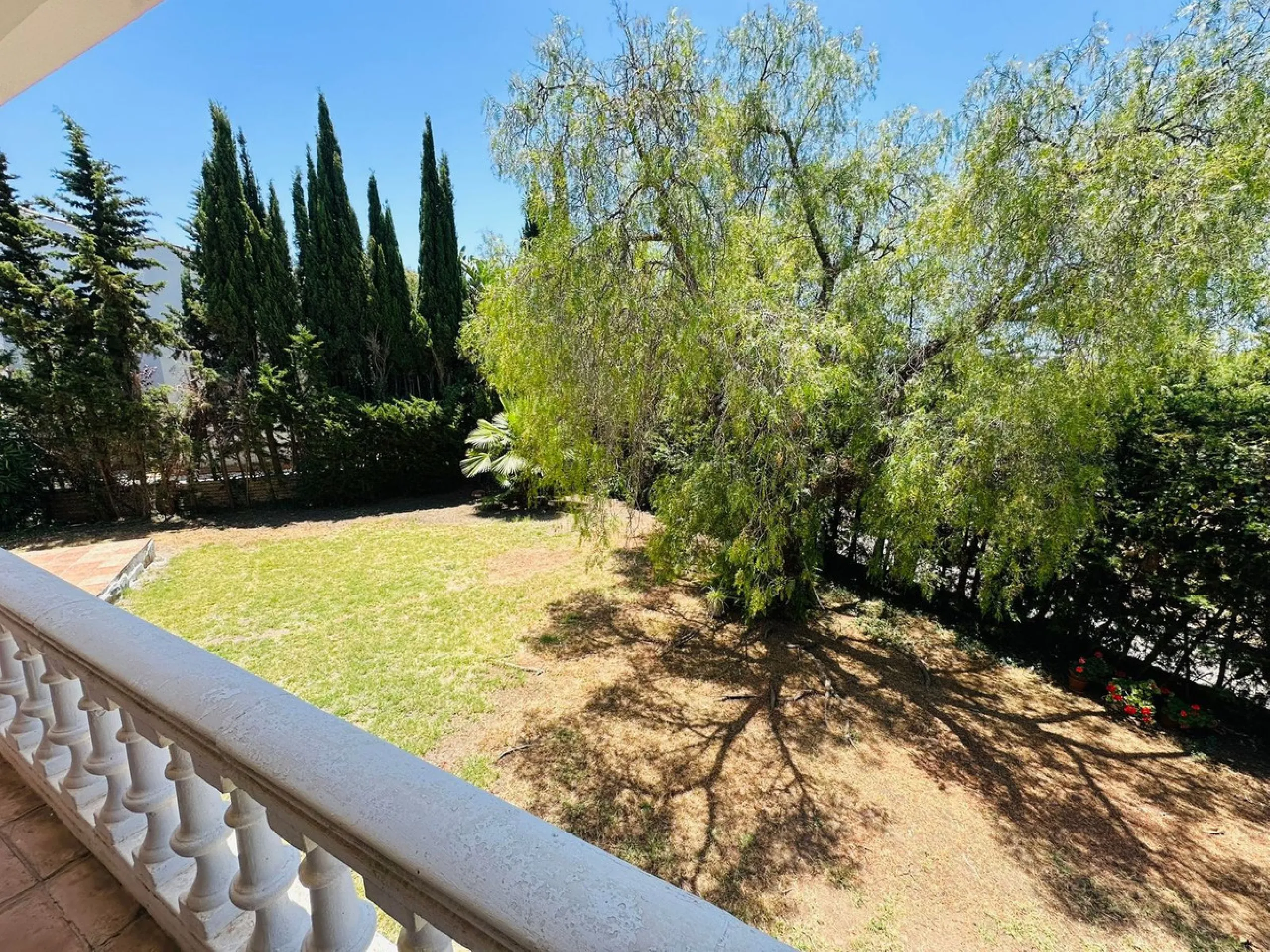 House - Detached Villa в продаже в Estepona, Málaga. В доме 3 спален и 3 ванных комнат. Площадь дома 338 м². Площадь участка 864 м²