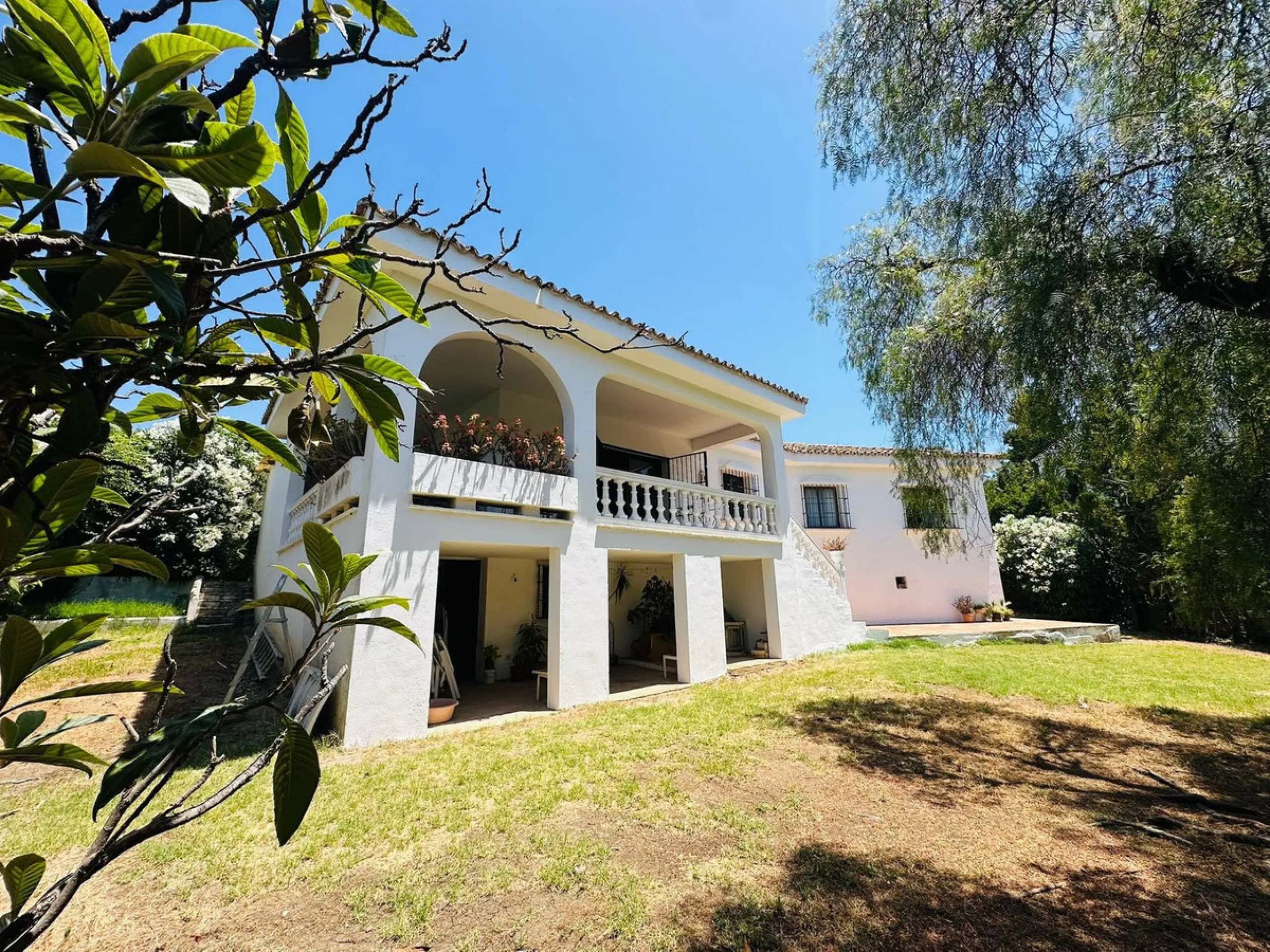 House - Detached Villa в продаже в Estepona, Málaga. В доме 3 спален и 3 ванных комнат. Площадь дома 338 м². Площадь участка 864 м²