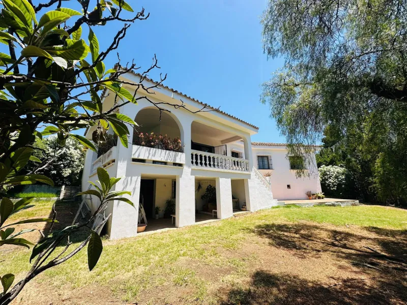 House - Detached Villa в продаже в Estepona, Málaga. В доме 3 спален и 3 ванных комнат. Площадь дома 338 м². Площадь участка 864 м²