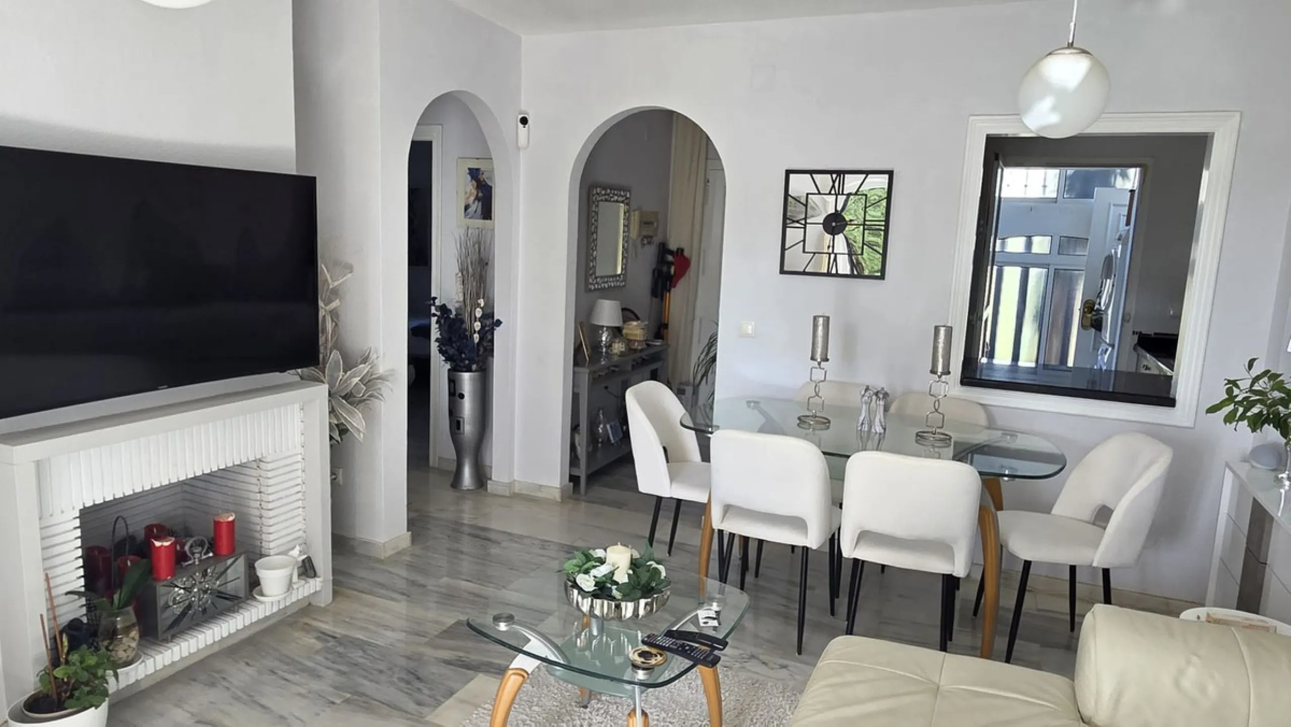 Apartment - Middle Floor Apartment в продаже в Mijas, Málaga. В доме 2 спален и 2 ванных комнат. Площадь дома 84 м²