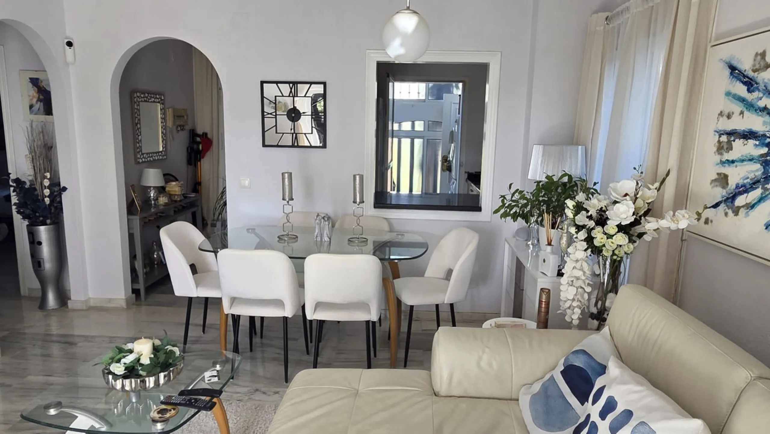 Apartment - Middle Floor Apartment в продаже в Mijas, Málaga. В доме 2 спален и 2 ванных комнат. Площадь дома 84 м²