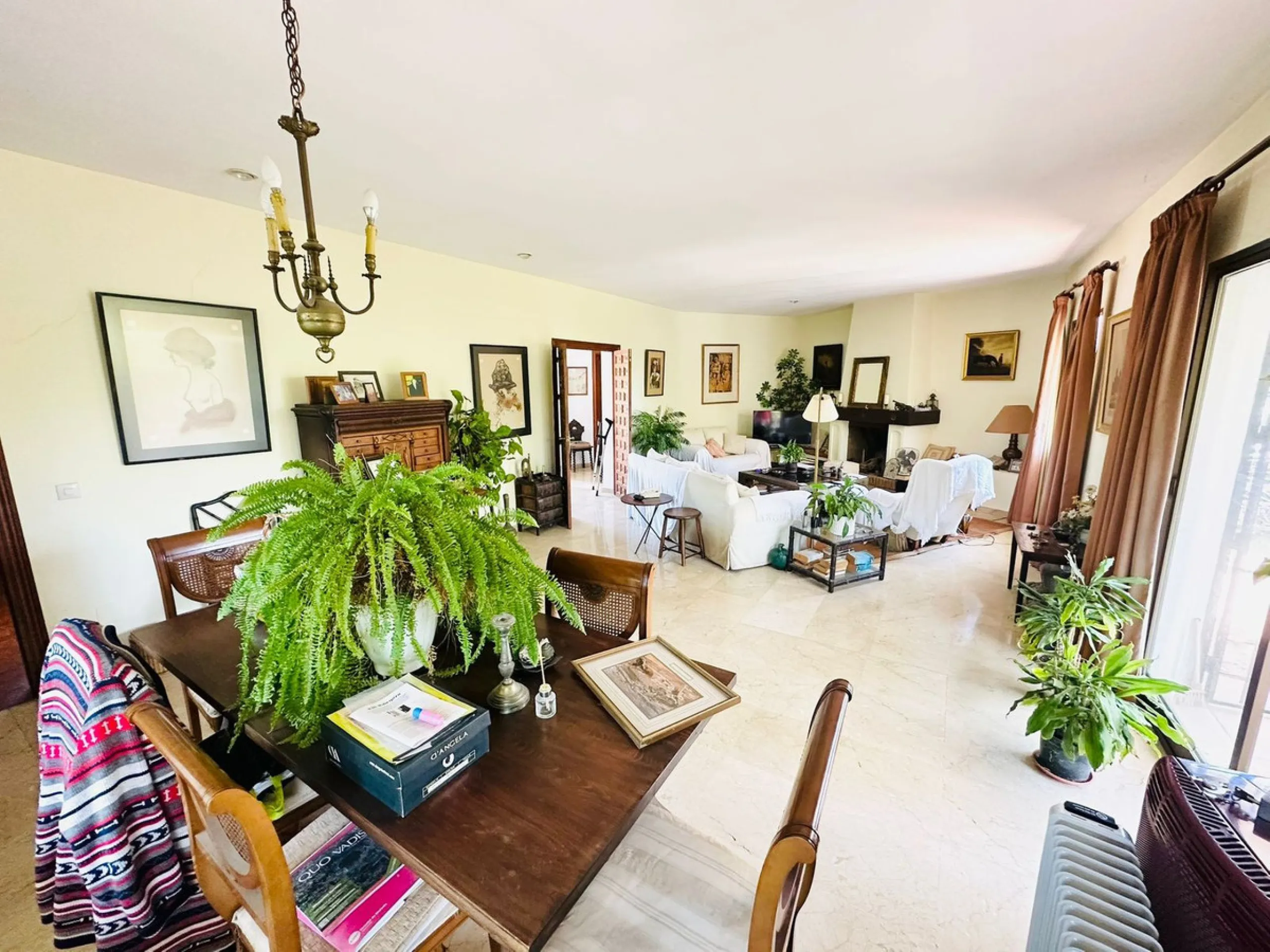 House - Detached Villa в продаже в Estepona, Málaga. В доме 3 спален и 3 ванных комнат. Площадь дома 338 м². Площадь участка 864 м²