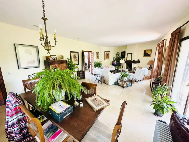House - Detached Villa в продаже в Estepona, Málaga. В доме 3 спален и 3 ванных комнат. Площадь дома 338 м². Площадь участка 864 м²
