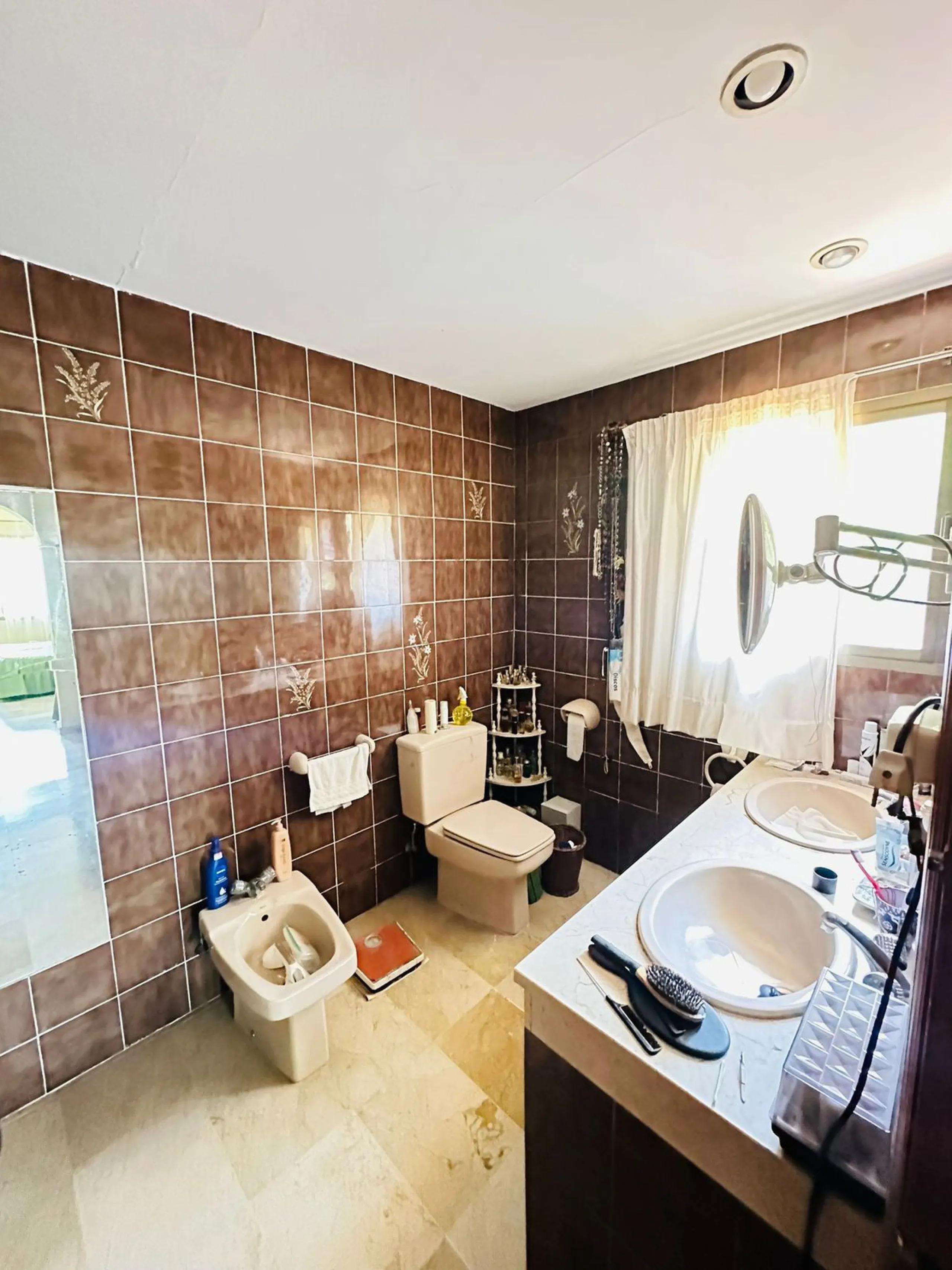 House - Detached Villa в продаже в Estepona, Málaga. В доме 3 спален и 3 ванных комнат. Площадь дома 338 м². Площадь участка 864 м²